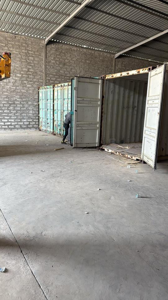 حاويات العدد ٦ الطول ١٢متر نظيفات نطافتهن 95%موجودات  بغداد التاجي السعر ٢٥$وبيهن مجال قليل للاستفسار***********
