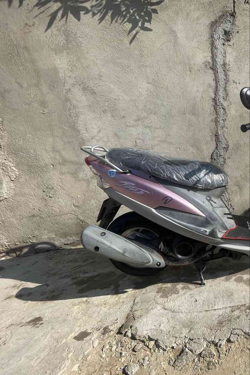 سلام عليكم ماكس منغولي للبيع دراجه جديده ماصارها هواي من طلعتها من لمعرض 49بلاد مامفتوحه وصل معرض بيها سلف وهندر اشاير هورن لايت قفل جنطه كله شغال كيج لبانزين شغال دراجه مامتعوب عليها مكينه ناعمه ختم واحد صالنصه بلاديه الفين و 6  ب 850وبيها مجال قليل هاذه رقمي *********** مكاني كربلاء متواجد عل فيس
