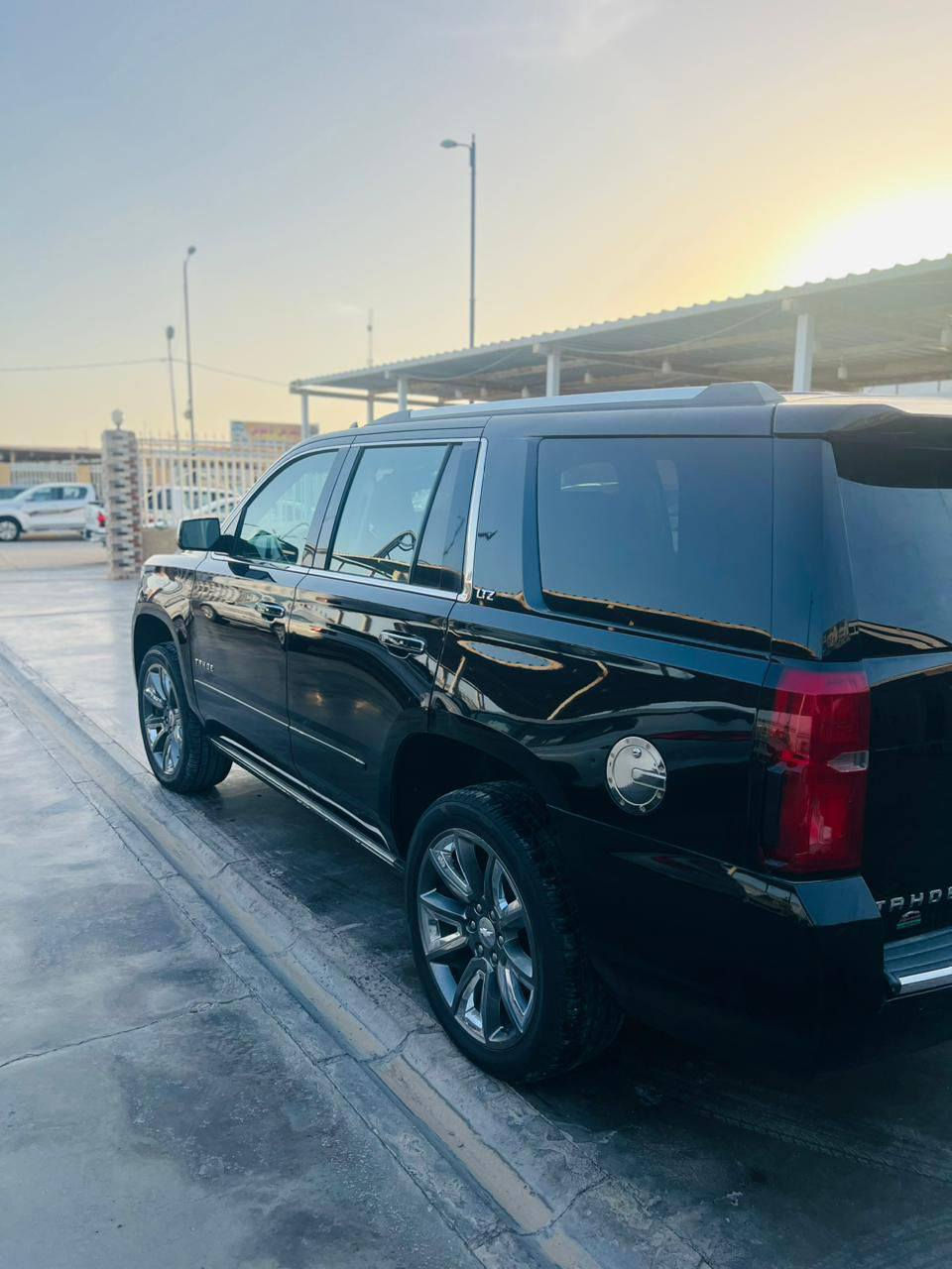 تاهو للبيع ... جديده جدا شرط عله وضع الشركه شرط ...  مكفوله من الصبغ والفتح والتبديل كلشي بلاد ... محرك 5.300 المرغوب بلاد شركه .. السونار منشور  . ... سبير منازل ... هزه جديده + سنويه جديده ...  .. كشنات جلد +  كهربائي 7 مقاعد +  7 راكب - فتحة سقف + شاشة DVD • شاشة كبيرة + نظام صوتي BOSE + منفذ كهرباء 220  + شاحن لاسلكي • تبريد وتسخين مقاعد امامي وخلفي + قاصه خاصه+
• تشغيل 5 بصمة + تشغيل عن بُعد + تدفئه بالستيرن ... ستيرن كهرباء + كشنات خزن وضعيات + 
• رادار امامي + جانبي  - مانع اصطدام - تنبيه مغادرة المسار
• كاميرا خلفية + حساسات كامل الجهات اماميه وخلفيه و جانبيه.. تحذير نقطه عمياء بالمرآة ... وبعد هواي مواصفات ... ٢٠١٦ .. السعر ٢٩٥ وبيها مجال بسيط ... للأستفسار *********** .مكان السياره واسط الكوت..
