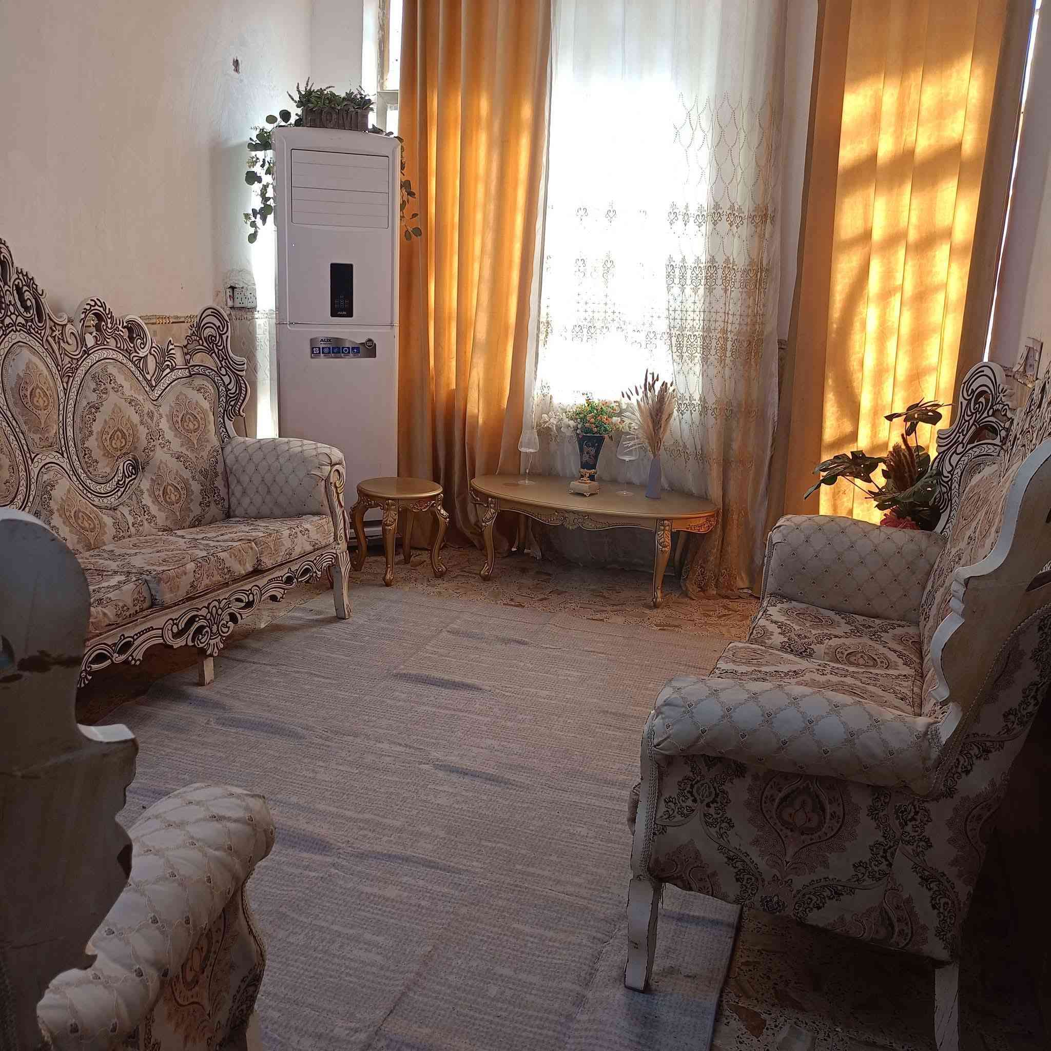 دار للبيع العنوان نادر الاولى قرب فرن صمون بركات ام البنين
المساحة 100م  سند 25طابقين
متكون من 3غرف نوم وصاله ومطبخ اومجمع صحيات داخلي وخارجي الطابق العلوي يحتاج فقط بورك ملبوخ سمنت السعر 100 للاستفسار الاتصال على الرقم ***********
