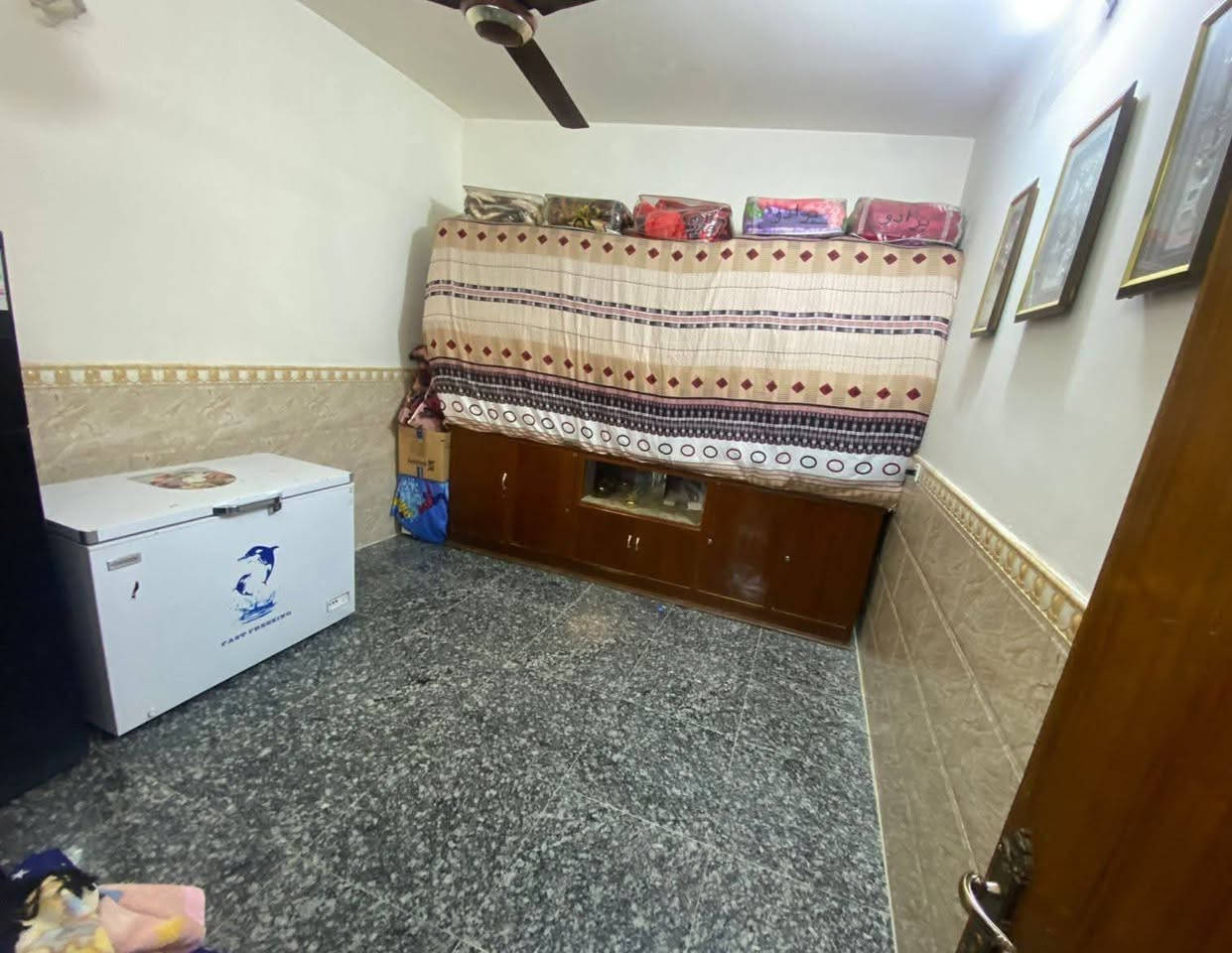 دار للبيع... 
تفاصيل العقار الأساسية 🏠الميزة التفاصيل

المساحة الكلية 50 متر 
الأبعاد واجهة 5 متر × نزال 10 متر
حالة البناء جديد ونظيف (جاهز للسكن)

الموقع بغداد - الكرخ - حي الجهاد (الفرات/الهياكل)التصميم الداخلي 🚪
​غرف النوم: عدد (2) بوضعية مريحة.
​الاستقبال والصالة:
 مساحات مستقلة للضيوف وللعائلة.
 مطبخ متكامل، مجموعة صحيات، ومنور للتهوية والإضاءة الطبيعية.

​المميزات الجغرافية 📍
​مجاور لـ مطار بغداد الدولي.
​قريب جداً من الهيئات التعليمية (جامعة المشرق وجامعة البيان).

​منطقة مخدمة وهادئة.

​للتواصل والاستفسار 📞

​عبر الواتساب: ***********

​للاتصال المباشر: ***********
