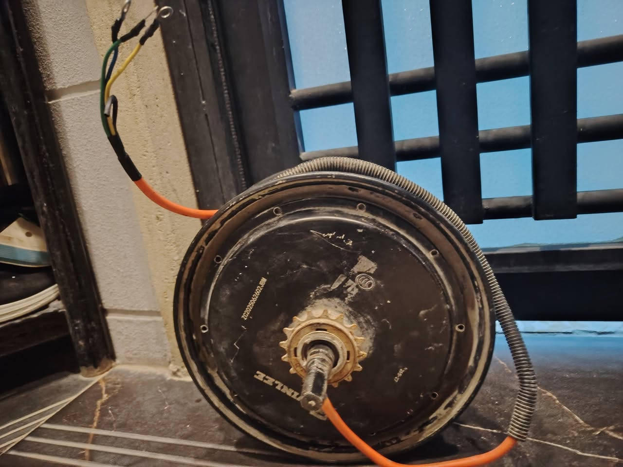 ملف R9 R8 R900 x900 يرهم لجثير نوعيات نحاس اصلي للبيع جديد شغال  استخدام شهرين فقط. حجم الملف 1500/1200 ملف فقط يعوز حساس ومغناطيس *********** المو شراي لايراسل
