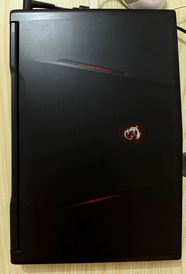 💻 للبيع: لابتوب جيمنج ومونتاج MSI بقوة 32GB رام وهارد 1TB
لابتوب MSI قوي جداً مخصص للألعاب الثقيلة، برامج المونتاج، التصميم الهندسي، والبرمجة. الجهاز بوضعية ممتازة وسريع جداً في الإقلاع والاستخدام بفضل الرامات العملاقة ومساحة التخزين السريعة.
🚀 المواصفات الفنية (Specifications):
 المعالج (CPU): Intel®️ Core™️ i7-9750H (جيل تاسع قوي، 6 نوى و 12 مسار، بتردد يصل إلى 4.50 GHz Turbo).
 الذاكرة العشوائية (RAM): 32 GB DDR4 (معدلة وممتازة جداً للمهام الثقيلة والـ Multitasking).
 الهارد (Storage): 1 TB NVMe SSD (سريع جداً ومساحة ضخمة للألعاب والملفات).
 كرت الشاشة (GPU): كرت منفصل بمساحة 6 GB VRAM (يشغل أقوى الألعاب وبرامج المونتاج بسلاسة).
 الشاشة: شاشة جيمنج بدقة Full HD.
 النظام: Windows 11 Pro أصلي ومفعّل.
 الميزات الإضافية: كيبورد جيمنج بإضاءة متميزة من شركة SteelSeries، نظام تبريد MSI الاحترافي.
السعر 700
***********
