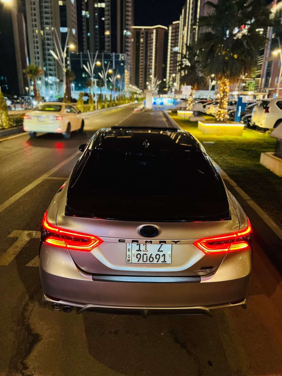 كامري xse2023
هايبرد 
المواصفات 
بصمه ✅
فتحة سقف ✅
مقاعد جلد✅
مقاعد كهرباء✅
تدفئه مقاعد ✅
شاشة كبيره ✅
فول تحكم ستيرن ✅
رادار تصادم امامي ✅
رادار النقطه العمياء ✅
عدم مغادره خط السير ✅
شاحن واير ليس✅
اوتو هولد ✅
سايد بريك بصمه ✅
كامره خلفيه ✅
3 وضعيات قياده ✅
وضعيه EV ✅
فول LED✅
اشاير بل مري ✅
مبدل بيها بونيد والباقي بارد وبيها سونار 
السياره فول مواصفات  وجديده 
رقم بغداد تحويل مباشر هزه جديده رقم جديد
سعر 185 بيها مجال 
مكاني اطراف تكريت الزلايه 
الشراي يتصل ***********
