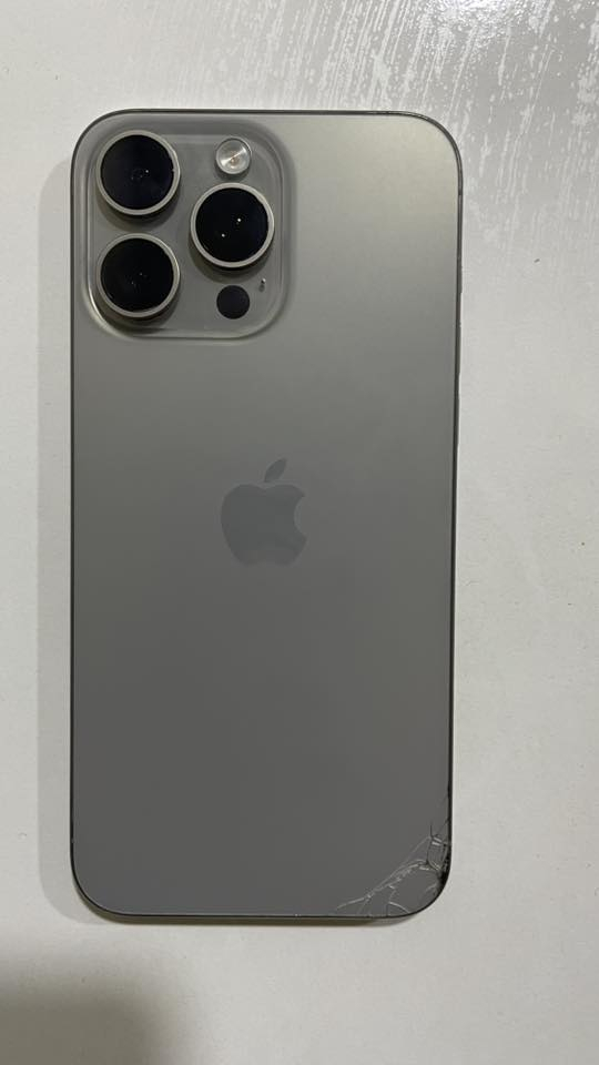 ايفون 15 برو ماكس 
ذاكرة 256 شرق اوسط
مبدل بطارية اصلي وكالة نسبة 100‎%‎
بي كسر بسيط بالظهر مضل ماموضح 
سعرة 875 وبي مجال بسيط
مكاني كربلاء
***********
