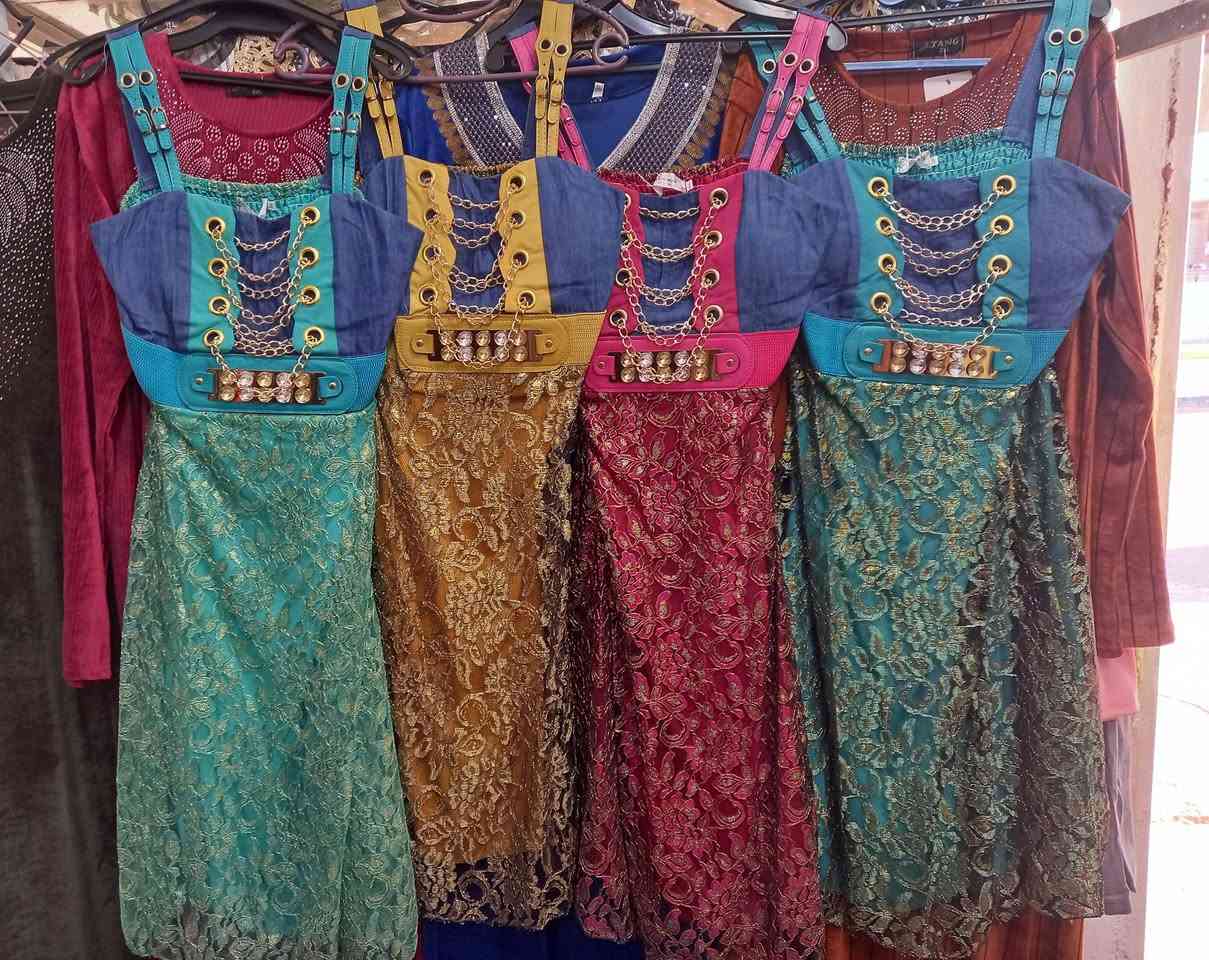 عرض خاص 
تفليش الاسعار فساتين وقمصان نسائية وبنطلونات قماش كوباي وجلد وكتان مطاط وبكافة الالوان والأحجام سعر القطعة ٥٠٠٠ الاف  دينار فقط زورونا ستجدون مايسركم قضاء بلد شارع الأمير مقابل بيت وعيادة الدكتور الجراح قاسم حاتم القيسي ويتوفر توصيل قضاء بلد وكافة المحافظات للتواصل الاتصال واتساب 
***********
تابعوا التعليقات 🤔
