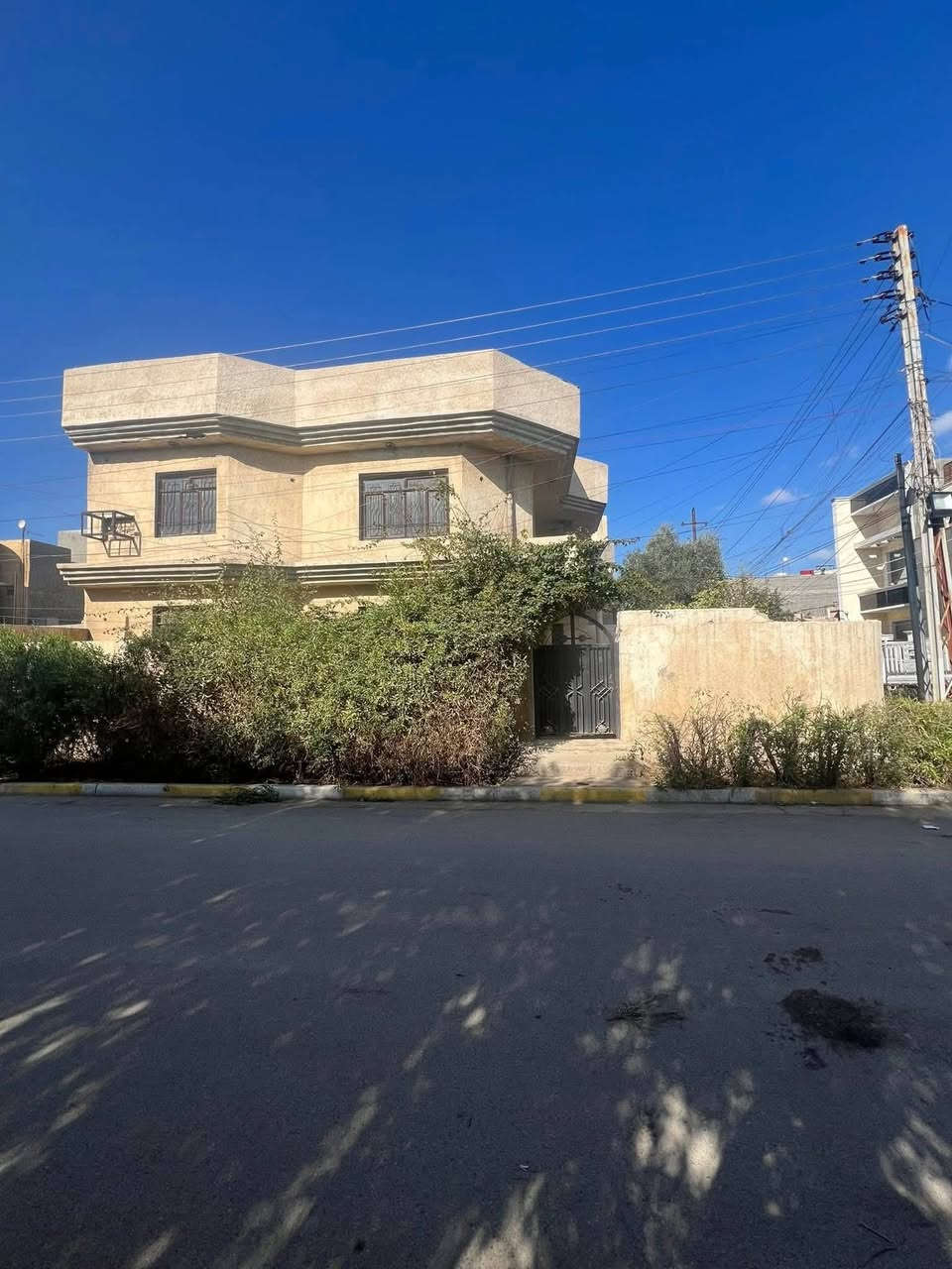 بيت 300م²  للبيع ركن  مقابيل البيت تشجير 

واجهة العقار 15 متر ونزال 20 متر. 
البيت يباع بسعر قطعة ارض 

 يقع الدار في حي الجهاد منطقة  السمجة قرب ماركت بيتي مجاور الاطباء 
موقع مميز 

للاستفسار : مكتب سومر للعقار 🏛️ 
*********** 📞
