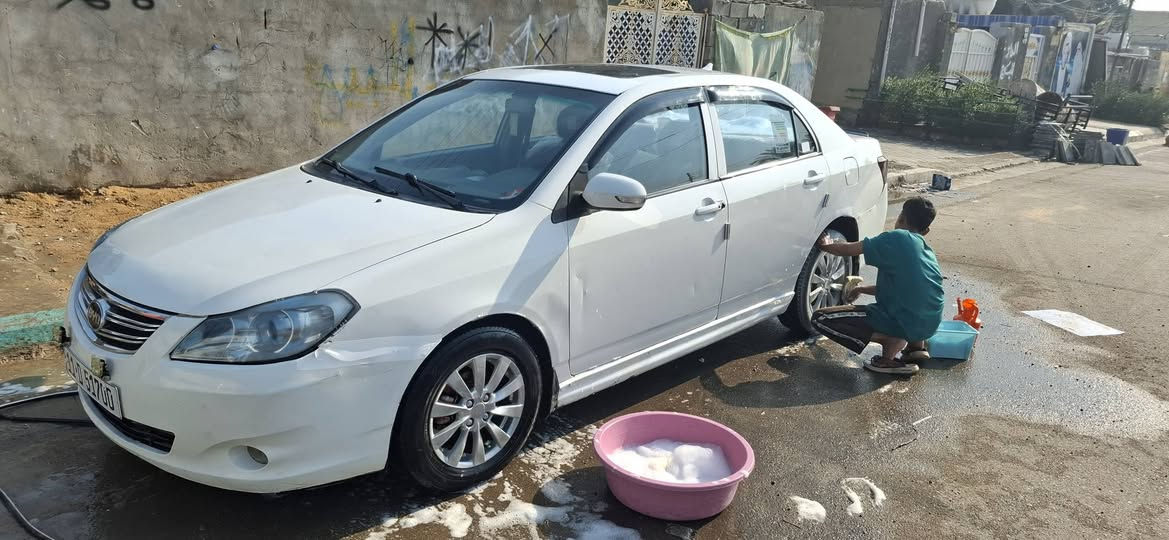 سلام عليكم
BYD موديل ٢٠١١

فول اوتو داخل لونين ما بيها حادث ما عدا طخات بسيطة 

سيارة حلوة و نظيفة و كاعدة تجي و تشوف بعينك نظافتها 

عارضها ب ٤٨ و بيها مجال قليل 

***********
