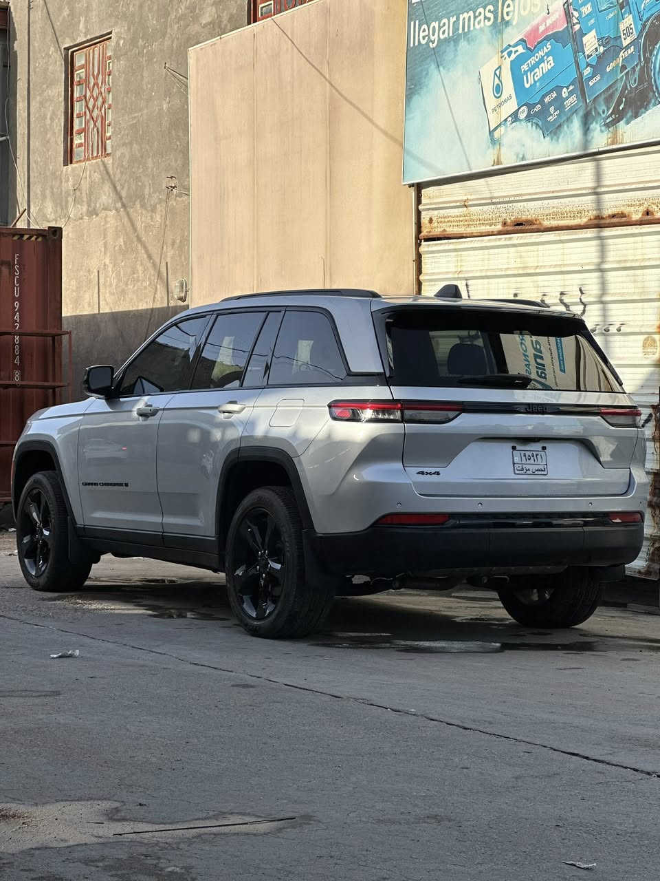 جيب كراند شيروكي التيتيود بلاك ادشن .

الموديل : 2024 . (وارد امريكي) .

293hp . V6. 3.6L : المحرك

العداد : 19 الف كيلو متر .

المواصفات :

* 5 راكب .

﻿دفع رباعي 4x4 .

﻿رادار امامي مع مانع تصادم .

﻿تحذير الخروج عن المسار .

﻿تحذير النقطة عمياء .

نظام تحذير عند التقاطعات.

* شاحن موبايل وايرلس.

* ويل قياس 20 انج .

* فتحة سقف .

* لوحة القيادة بقياس 12 أنج.

* كير شفتر بالستيرن .

* كاميرا خلفية.

*شاشة متوسطة 8.1 أنج

* المصابيح الأمامية زنون .

* كشافات الضباب زنون،

* دخول ذكي.

الصندوق الخلفي كهربائي .

﻿فرش المقصورة الداخلية من الجلد والشاموا .

﻿مقعد السائق كهربائي .

﻿المقاعد الأمامية تدفئة .

﻿حساسات خلفية .

﻿دوسات جانبية .

﻿مكيف خلفي .

﻿تدفئة مقود القيادة .

﻿مانع تصادم خلفي .

﻿بلوتوث تلفون .

دخول جديد كتاب شهداء (محافظة البصرة)

للاستفسار التواصل مع الرقم: ***********
