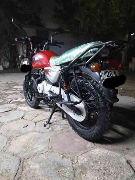 يالله سلام عليكم 
للبيع دراجة بوكسر جديدة 
موديل 2023 
مرقم ديالى شرط تحويل 
مكفول كفاله عامه 
مكينة لا تنقيص ولا تبخير ولا نضوح فول نعومه 
دسكات  اماميه جديد بنز خلي جديد 
دراجة مو مال دلفري
استخدام شخصي
 تاير خلفي جديد جديد
مكان بغداد 
0784684261 بي واتساب 
***********
السعر 2700و بيه مجال قليل
