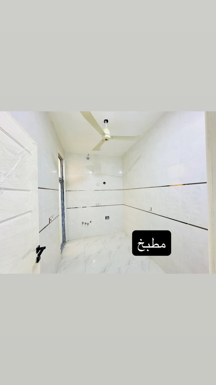 سلام عليكم شقه للأيجار بالصياغ قرب فلكه الخناق //سعر الأيجار 400 شامل الماء والكهرباء//الشقه بناء حديث 2026 محد ساكن بيها // مراوح سخان وتانكي ماء كامله من كل شي  //***********
