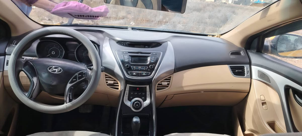 النترا  13 للبيع مكينه 1800 قطعتين بيها جاملغ وباب السعر92/
***********
