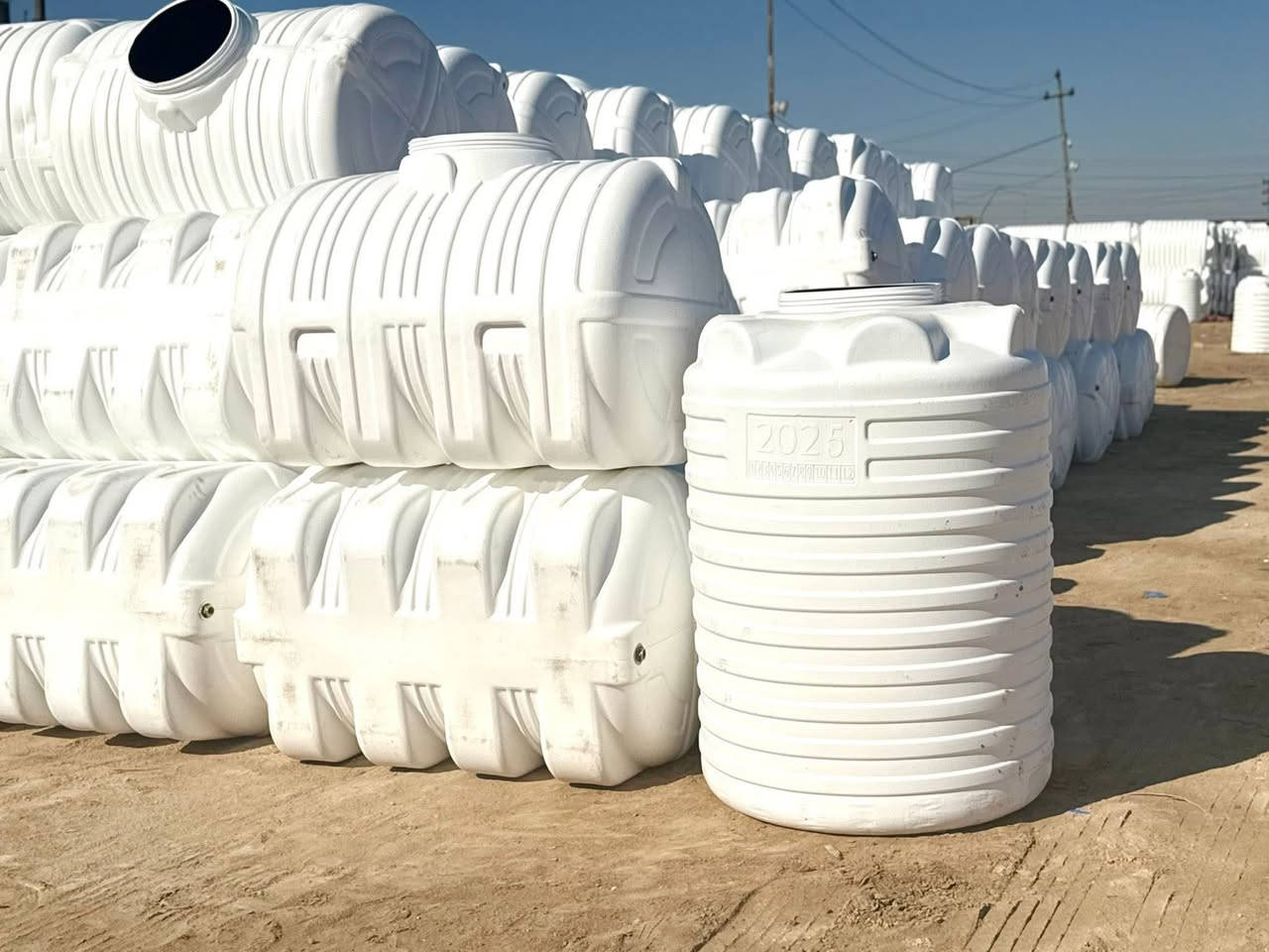 يالله سلام عليكم ‏ ‏توفر خزان 1000لتر افقى من ‏منتجات شركة الأمير  يوجد لدينا جميع أنواع الخزانات جمله فقط شرط الضمان شركة الأمير ويوجد توصيل لجميعافظات للطلب ولاستفسار ع الأرقام التأليه /***********/70801558489
