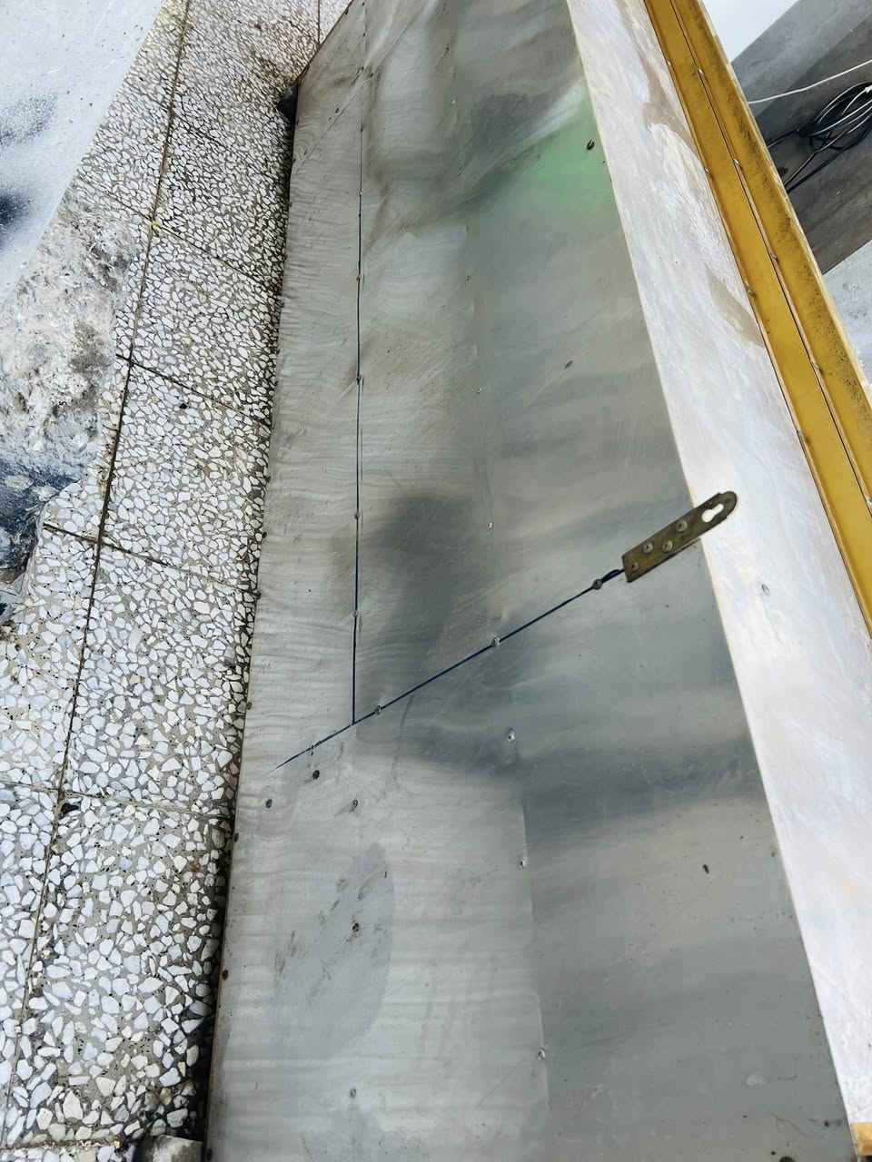 كاونتر نوع الثقيل تعليك الالمنيوم حجم مترتين ونص معا سنك اشتريته يمكن قبل سنه ونص او سنتين بعده حتى جيس الازرك بي تكدر انت تاخذه وتشيله ويصير انضف بعد سبب بيع نريد نفلش مطبخ لن نوعيته كلش زينه وقوي *********** مكان ياسين خريبط سعره 500 الف وبي مجال خذيته ب واحد ونص قسم بالله
