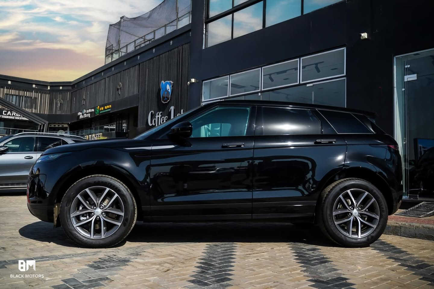 Range Rover Evoque

Model: 2025
Condition: Brand New

-Exterior Color: Santorini Black
-Interior Color: Ebony Leather

1.5L Turbo · 160 HP · 8-Speed Automatic · FWD

For more informations: 01070686526
📍Chill Out Gardenia 1, Suez Road

DM for details.

#rangerover
#evoque
#luxurycars
#blackmotors
#carsofinstagram


**إذا كنت صاحب هذا الإعلان وتريد حذفه لأي سبب، رجاءا أرسل رسالة إلى الدعم الفني**