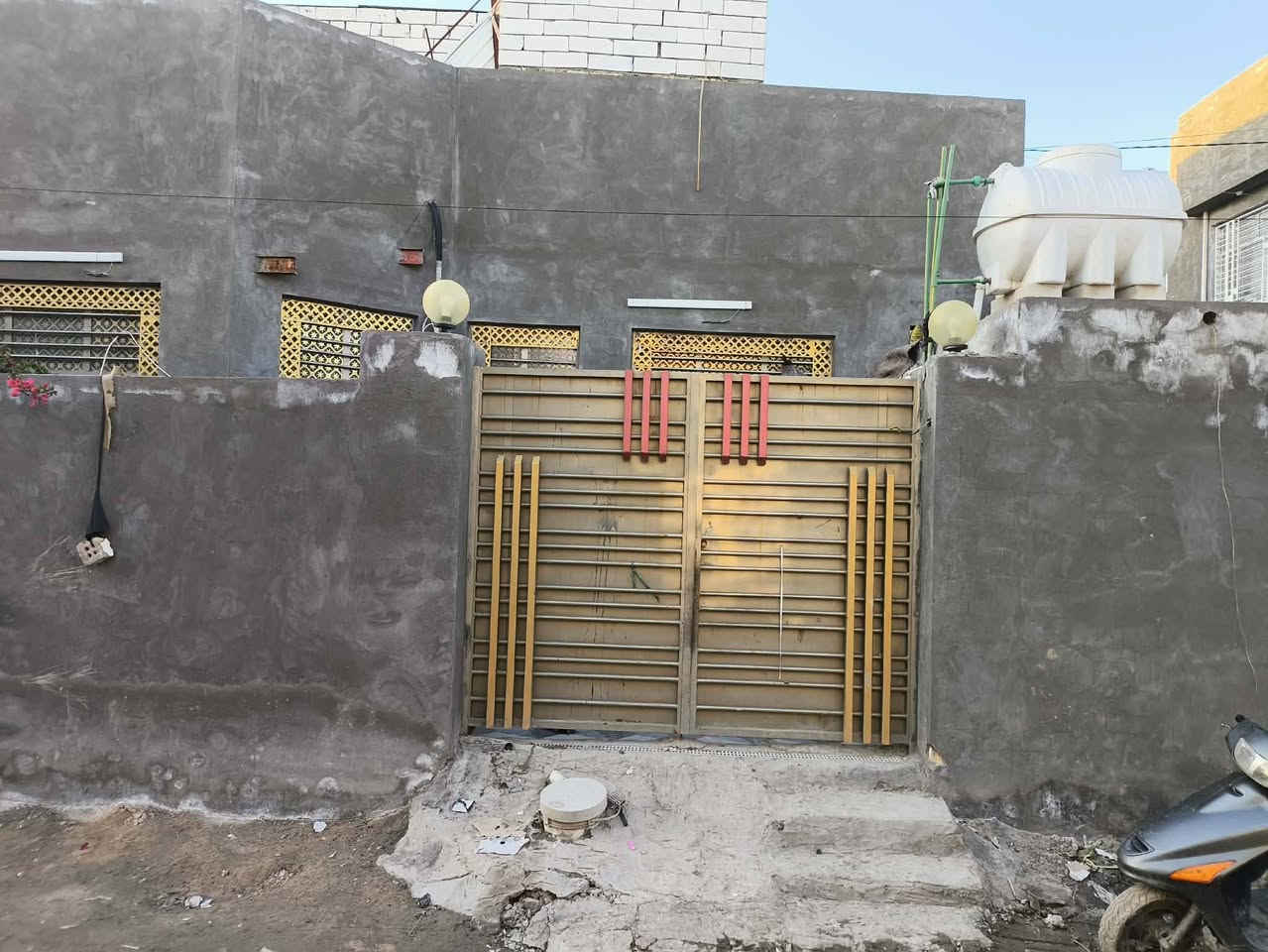 سلام عليكم بيت لبيع مساحه 150شارع علي قماره قريب على حسنيه شهداء ثاني بيت عن شارع بيت كامل على آخر حبايه مي كهرباء مجاري كامله سعر 73  للاستفسار ***********
