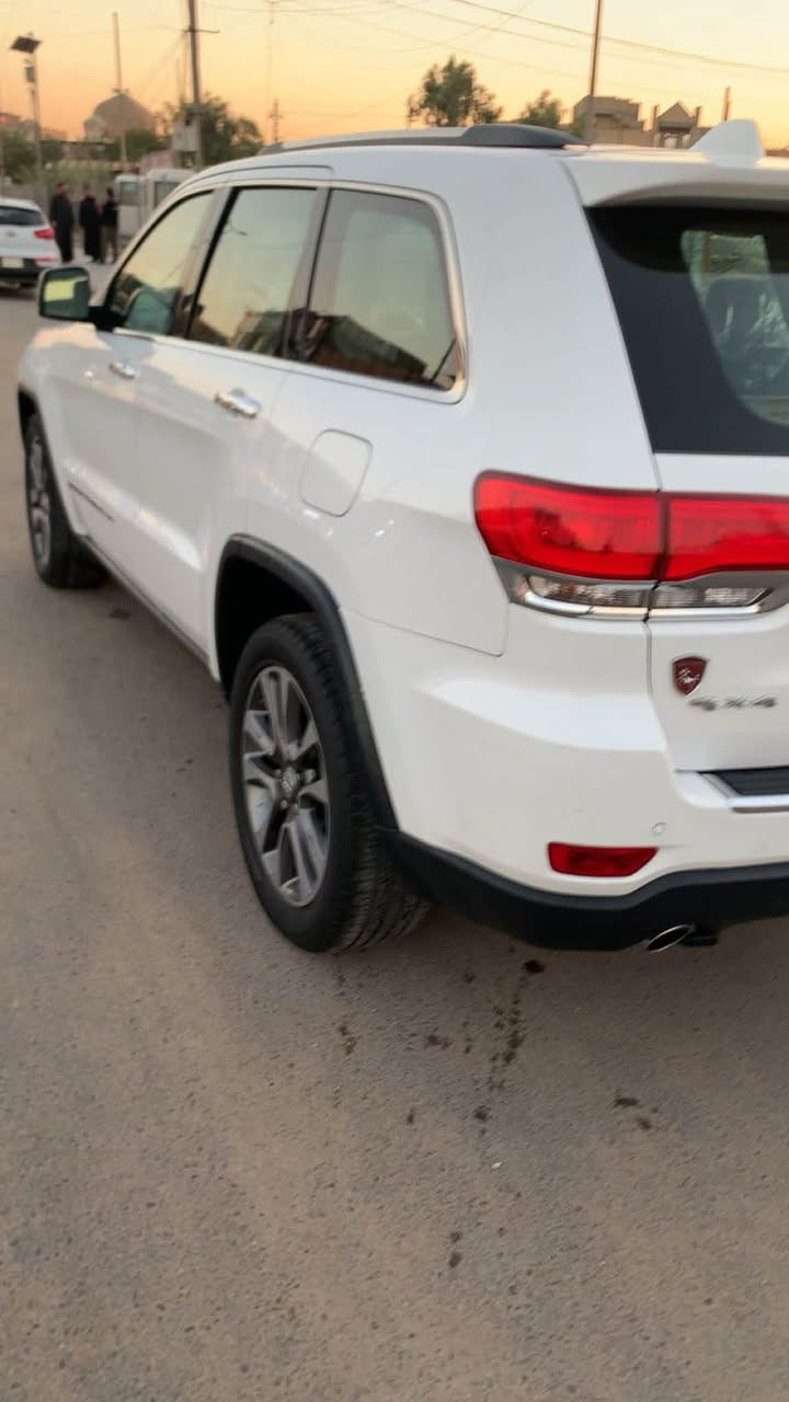 بيع مستعجل جيب 18 فول مواصفات كفالة عامة 
جيب كراند شيروكي (خليجي) لمتد بلاس 
الموديل : 2018
المحرك : V6 3.6L
الرقم : بغداد بأسمي تحويل مباشر 
الضرر : مكفولة كفالة عامة
المواصفات :
* ﻿﻿تشغيل عن بعد .
* ﻿﻿دفع رباعي 4x4 .
* ويل قياس 20 .
* ثلاث شاشات .
* ﻿﻿سقف بانوراما .
* دبل جام . 
* بصمة مع دخول ذكي .
* دخول سهل للسائق .
* نظام تشغيل واطفاء اوتماتيكي للمحرك .
* ﻿﻿فرش المقاعد من الجلد .
* ﻿﻿المقاعد الأمامية كهربائية مع وسادة ظهر .
* ﻿﻿ذاكرة لحفظ وضعيات الجلوس .
* ﻿﻿المقاعد الأمامية تدفئة وتبريد .
* ﻿﻿المقاعد الخلفية تدفئة .
* ضبط الستيرن كهربائي .
* ﻿﻿تدفئة ستيرن .
* تبريد قطعتين مع مناخ منفصل .
* ﻿﻿شاشة 8.4 انج .
* ابل كاربلي واندرويد اوتو .
* ﻿﻿نظام الملاحة (GPS) .
* نظام قياس ضغط الإطارات . 
* اربع وضعيات قيادة للطرق الوعرة .
* وضع القيادة الرياضي SPORT .
* وضع القيادة الاقتصادي ECO .
* ﻿﻿نظام خاص للطرق الوعرة .
* ﻿﻿المصابيح الأمامية متفاعلة مع LED نهاري .
* ﻿﻿كشافات الضباب زنون .
* ﻿﻿صندوق كهربائي .
* ﻿﻿حساسات أمامية .
* ﻿﻿حساسات خلفية .
* ﻿﻿كاميرا خلفية متفاعلة .
* ﻿﻿بخاخ ماء لتنظيف المصابيح الامامية .
* ﻿﻿مرايا جانبية ووسطية بخاصية التعتيم الذاتي .
* ﻿﻿مرايا جانبية مع هيتر .
* مرايا جانبية قابلة للطي كهربائياً .
* ﻿﻿مثبت سرعة .
* ﻿﻿نظام بريك اوتماتيكي .
* حقيبة العدة الاصلية والأسعافات الاولية .
* ريموت تحكم وسماعات هيدفون خاصة بالسيارة .
- تخم تايرات جديد
- حدادية اصلية كاملة جديدة
- سياره على ايدي من هيه زيرو بيهه اضافه منضومه غاز سعر ٢٤٥  ورقه تلفون***********

مكان حي التجار مقابيل كليه الامام الكاظم
