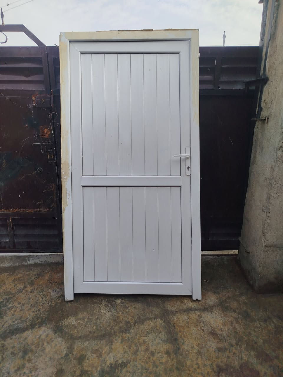 باب للبيع يسار طول مترين 5سانتيم وعرض متر4سانتيم سعر 75الف اتصل وتدلل ***********واتساب
