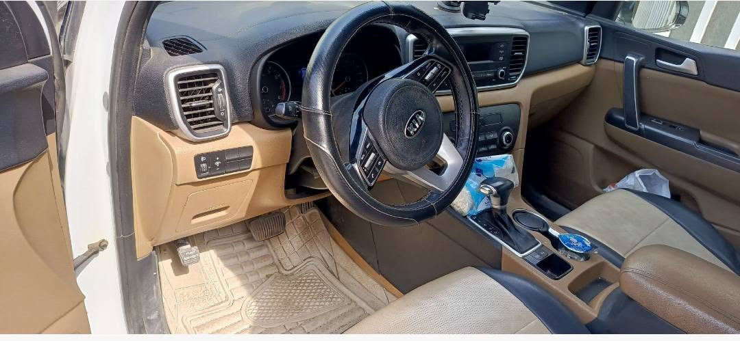 سبورتج خليجي موديل 19 شكل 20 للبيع فقط بدون مراوس
مواصفات العادية بدون حادث مكفولة عدا اكو شكم شخط بالدعامية الامامية والخلفية 
الكير والمكينة مكفولات والتبريد كلش ممتاز 
باتري جديد 
السيارة ماشية 116 الف كيلو على ايدي اخذتهة زيرو
للبيع فقط ب178 ورقة
الاتصال واتساب متواجد ***********
مكاني بغداد اليرموك خلف جامع ام الطبول
