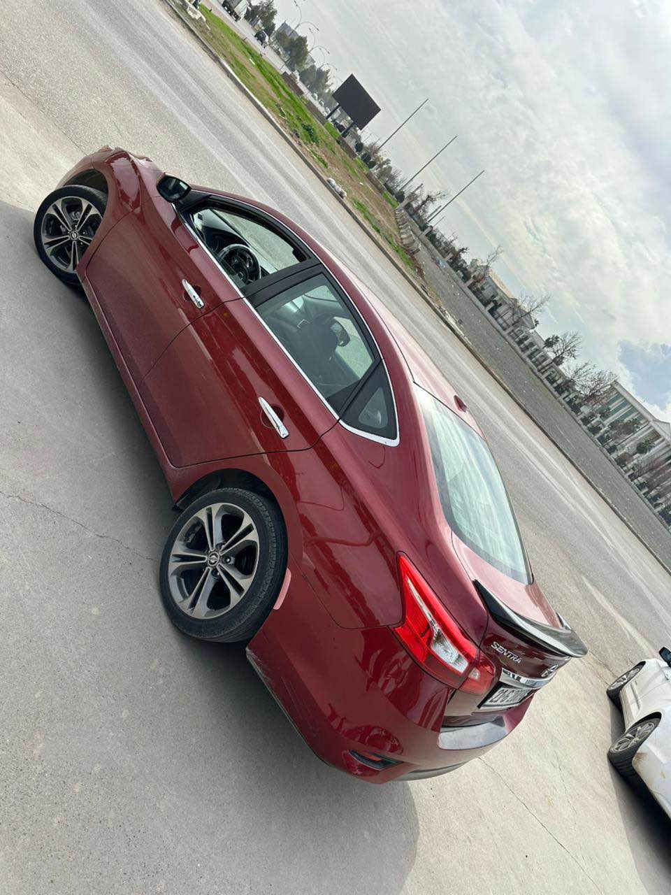 السلام عليكم 
نيسان سنترا 2017 كندي محرك 18 
مواصفات SV 
بصمه ودخول ذكي
شاشه وكامره دواره بلوتوث وحاكيه
تحكمات ستيرن ومثبت سرعه
شاشه وسطيه جبيره 
ويل كروم 17 ويدات نيكل بلادي 
وبعد بيها هواي مواصفات

السياره بدون صبغ قطعه وحده مبدله بلادي نفس اللون ونفس الكود شرط دواخل سليمه
هزه رقم ژنكه سنويه كله جديد 2029 شهر 7 
كير مكينه شرط 
تايرات ووياله جدد
صدر امامي خلفي كله جديد 
ب اسمي شرط التحويل والغرامات 
السياره جاهزه من كلشي ترايها للبصره وبلواقع احلى من الصور 
بيها بطاقة بانزين 
مكاني كركوك *********** كركوك, العراق
