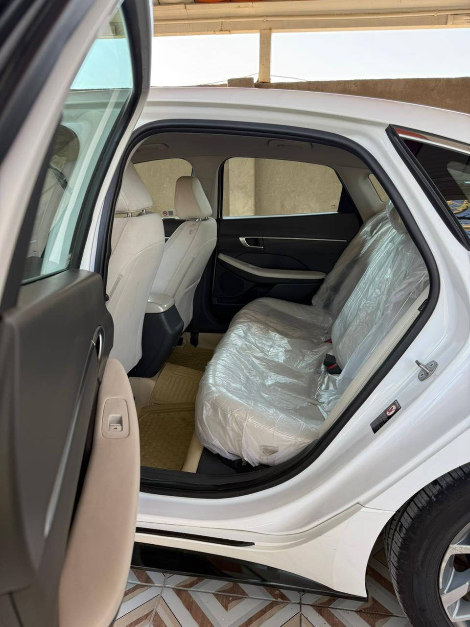 سوناتا 2023 وارد امريكي
• السعة: 2.5 لتر (2497 سي سي)

• ناقل حركة أوتوماتيكي 8 سرعات

• نظام دفع أمامي (FWD)

مقاعد أمامية قابلة للتعديل كهربائيًا

• مقاعد قماش مريحة عالية الجودة

• شاشة وسطية لمس 

(عادة 8–10.25 بوصة حسب السوق)

• دعم Apple CarPlay & Android Auto

• مشغل USB / Bluetooth

• مفتاح دخول ذكي + زر تشغيل

• مكيف أوتوماتيكي مزدوج

نظام فرامل ABS + EBD

• (نظام ثبات السيارة)

• (نظام تحكم ديناميكي بالسيارة)

• 6 وسائد هوائية

• نظام التنبيه من الاصطدام الأمامي (FCA)

• تنبيه مغادرة المسار (LDW)

• مراقبة ضغط الإطارات (TPMS)

• حساسات خلفية

• كاميرا خلفية

. رقم بصرة باسمي السيارة حرة تقرير غرق حد دوسه الباب وبيها طخه بصندوق 

. السعر 175$

. العنوان : البصرة _ خور الزبير 

. للاستفسار وتساب : ***********
