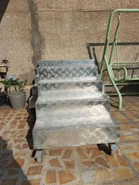 للبيع مدرج عرض ٤ و٥ بايات النوع حديد مغلف المنيوم مع تايرات حجم كبير ت...