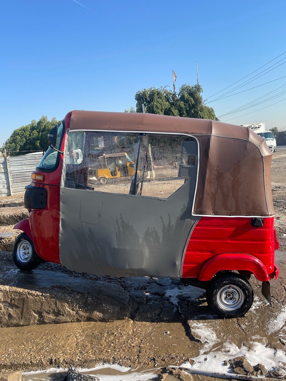 تك توك ١٨ جاهزه من كلشي مرقمه رقم بغداد 
كلشي جديد من مكينه وضفاير وباتري وتايرات 
عنوان جسر ديالى القديم شارع الاطفاء 