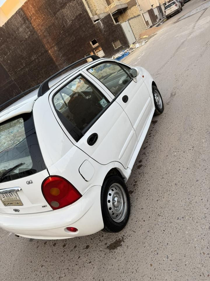السلام عليكم عندي كيو كيو موديل ٢٠١٣ السيارة لونها ابيض قبل ثلاث اسابيع اشتريتها السيارة كير اتوماتيك حلوة السيارة ونظيفة وكلشي شغال بيها باتري قبل اسبوع بدلتها وزوج تايرات جدد اشتريتلها وبدلتها دهن البارحة وكل نقص مابيها دبل سويج وريموت السيارة موجود في بغداد عارضها للبيع بسعر ٣٦$ ورقة وبيها شويه ومجال ***********
