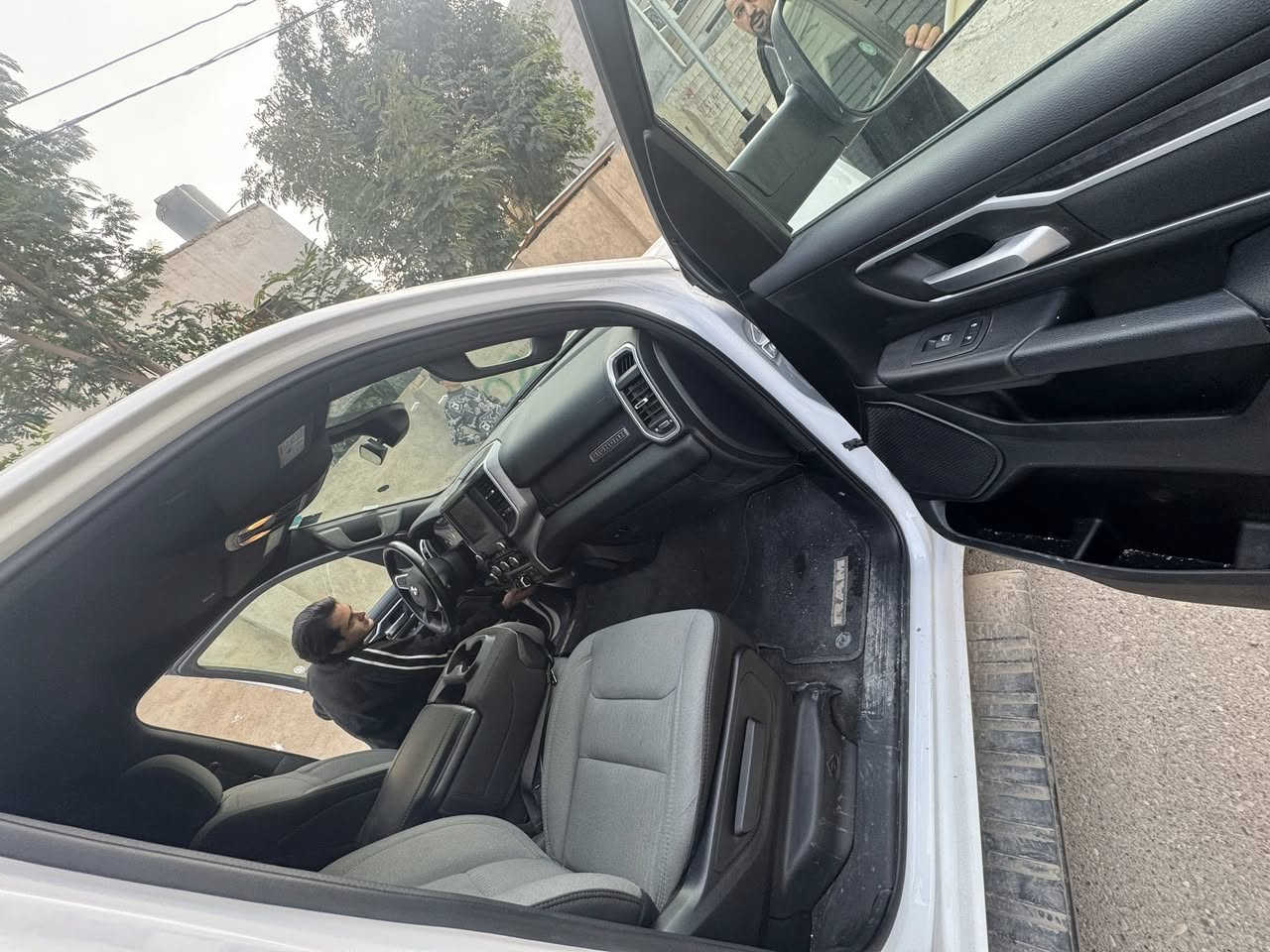 صلو على محمد وال محمد
دوج رام موديل 2023 ماشيه 30 باب طويل بدي قصير
رقم بغداد سنويه وهزه جديده بسمي
مكينه ٦  السياره بعدها بحاله الشركه
حادثها من امريكا واكعه شجره عليها بيها صبغ جامرلغ خلفي وربع القماره بدون اي داخل شرط بدون ايرباك شركه ماطاك
للبيع او المراوس مكاني ديالى بعقوبه السعر 255 ***********
