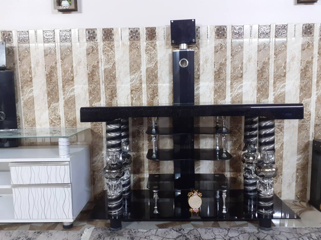 ميز بلازما للبيع نظيفه العدد 2 ميز اسود السعر 30 الف وميز الأبيض السعر 40الف المرسله على الرقم ***********
