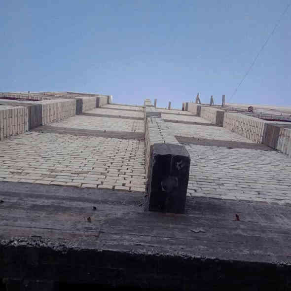 مواصفات عمل الهيكل عضم  سعر المتر 170 لف 🏠
1- تنضيف الارض جيداً من الاوساخ والانقاض 
2- فرش الجلمود و السبيس المفحوص بارتفاع 20 سم وحدله مع الرش بحادلة 20 طن
3- فرش الارض باكملها بنايلون زراعي سميك  
4- تاسيس الحصيرة الاولى والجسور حسب تصميم الخارطة بالشيش الماس او ff ورفعها عن الارض ( سبينسر)
5- تاسيس المجاري نوع الامل الشريف وناطق الجبوري ٤ انج مع عمل قالب ثابت للمنهولات واغلاقه حتى نهاية العمل وتسليط الانابيب بطرق هندسية 
6- تسليح الارض بشبكة ثانية من الشيش الماس او. ff 12 و 16 حسب عدد الطوابق والتصميم الانشائي 
6- صب الارضية ( رفت) صب مركزي c35 بارتفاع لايقل عن ٤٠ سم  مع رش الكلوريدين قبل الصب مع عمل منظومة معالجة الارضة والحشرات

 ثانيا الهيكل 

1- صب بتلو ٢٠  سم من الاسمنت المقاوم 
2- بناء الدار بارتفاع ٣.٢٠للطابق الارضي و٣.١٠ للطابق الاول وبطابوق جمهوري( البيان - ابو الجص - العنكوش)  خالي من الاملاح مع تثبيت انابيب المرازيب والسبالت والستلايت والانترنت مع البناء 
3-عمل قالب الطابق الارضي وعمل رباط سقف للطابق الارضي ٤٠ سم والطابق الاول والبيتونه ٤٠ سم فوق الابواب والشبابيك
4- تثبيت انابيب الكهرباء بالسقف 
5- تسليح بشيش ff او الماس بابعاد ١٥ سم وعمل جسور مخفية في المساحات الكبيرة 
6- صب السقف صب مركزي c35 
7 - بناء الطابق الاول  بنفس المواصفات والمواد المذكورة سابقاً مع البيتونة وعمل مرد ماء مسلح  ٢٠×٢٠ للسطح
استفسار على ارقام 
***********
***********
