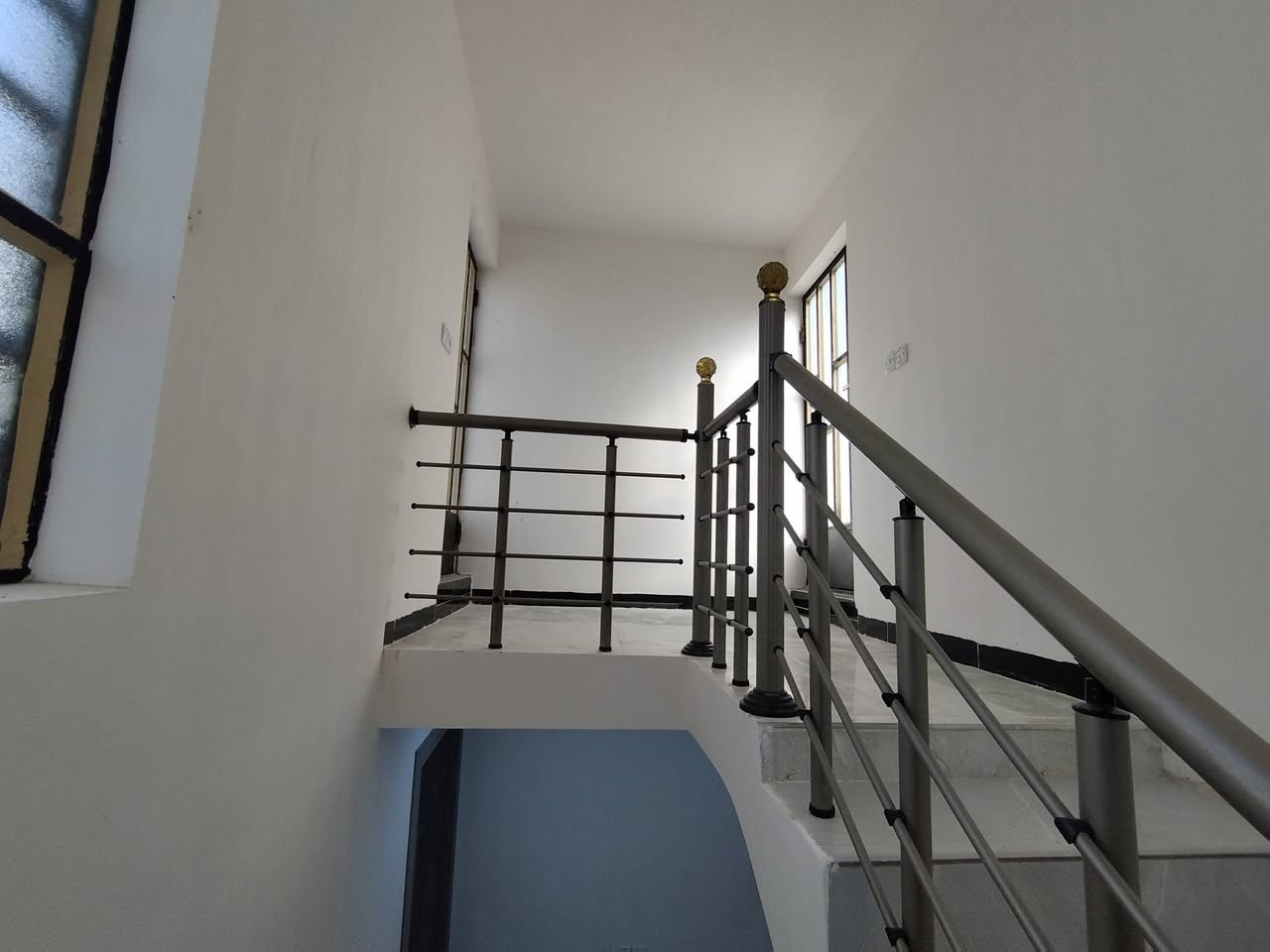 مشتمل للبيع طابو صرف المساحة 50 م بناء حديث لم يسكن بعد يقع في الثعالبة الاولى في التسعتالاف ملاسق شارع حمورابي موقع ممتاز يحتوي على 2غرف نوم و2 خدمات اضلاع منفصلة للاستفسار على الخاص او الاتصال على ***********
