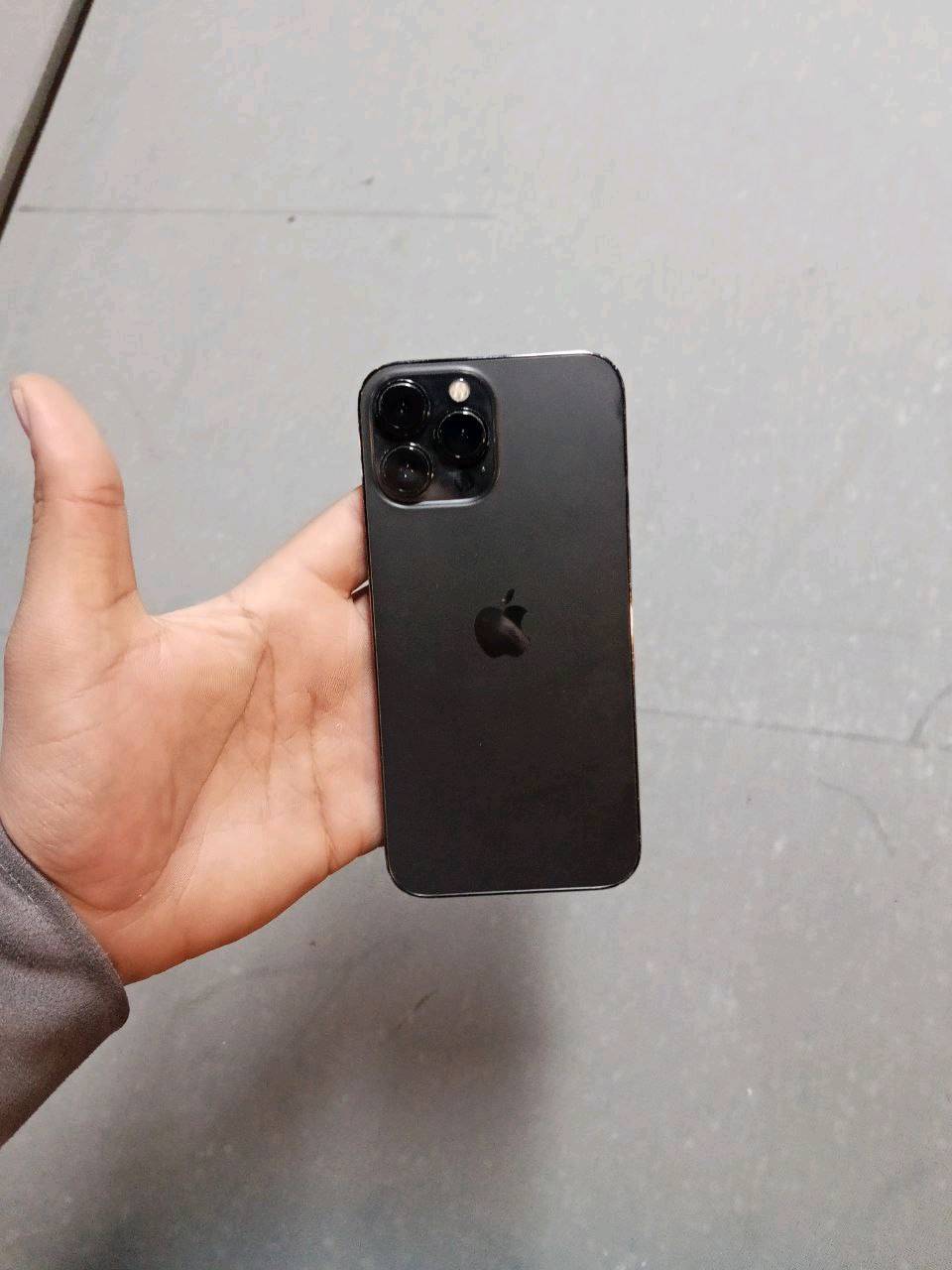 السلام عليكم 
ايفون 13 برو ماكس للبيع نضيف نضافه فول الجهاز وتر بروف الذاكره 128 البطاريه 88 السعر 650 وماكو 13 بهيج سعر تره التواصل خاص موجود او واتساب *********** .