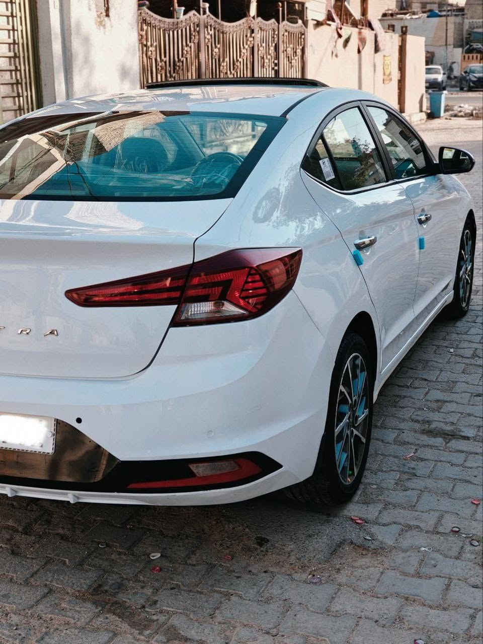 سلام عليكم
هونداي الانترا 
موديل 2020
 خليجيه بيها صبغ قليل بالجاملغ الخلفي باقي السياره كفاله 
فول موصفات 1/1
موصفات 
محرك 2.0 دوش 
فتحة سقف 
بصمة 
بصمه ابواب 
شاشة كبيره 
حساس امامي 
حساس خلفي 
 كامره دواره 
داخل جلد ومغلف جلد 
تخم تاير 
گير ومكينه كفاله عامه 
قطعتين تبريد 
تبريد ثلج
ماشيه ١٠٤km وقابل للزياده 
صدر حداديه جديده السياره جاهزه للاخير مابيها كل نقص 
رقم بغداد الجديد انكليزي 
تحويل مباشر سياره ب اسمي 
مكاني بغداد ام الكبر سعر 163وبيها مجال 
هاتف/‍***********
