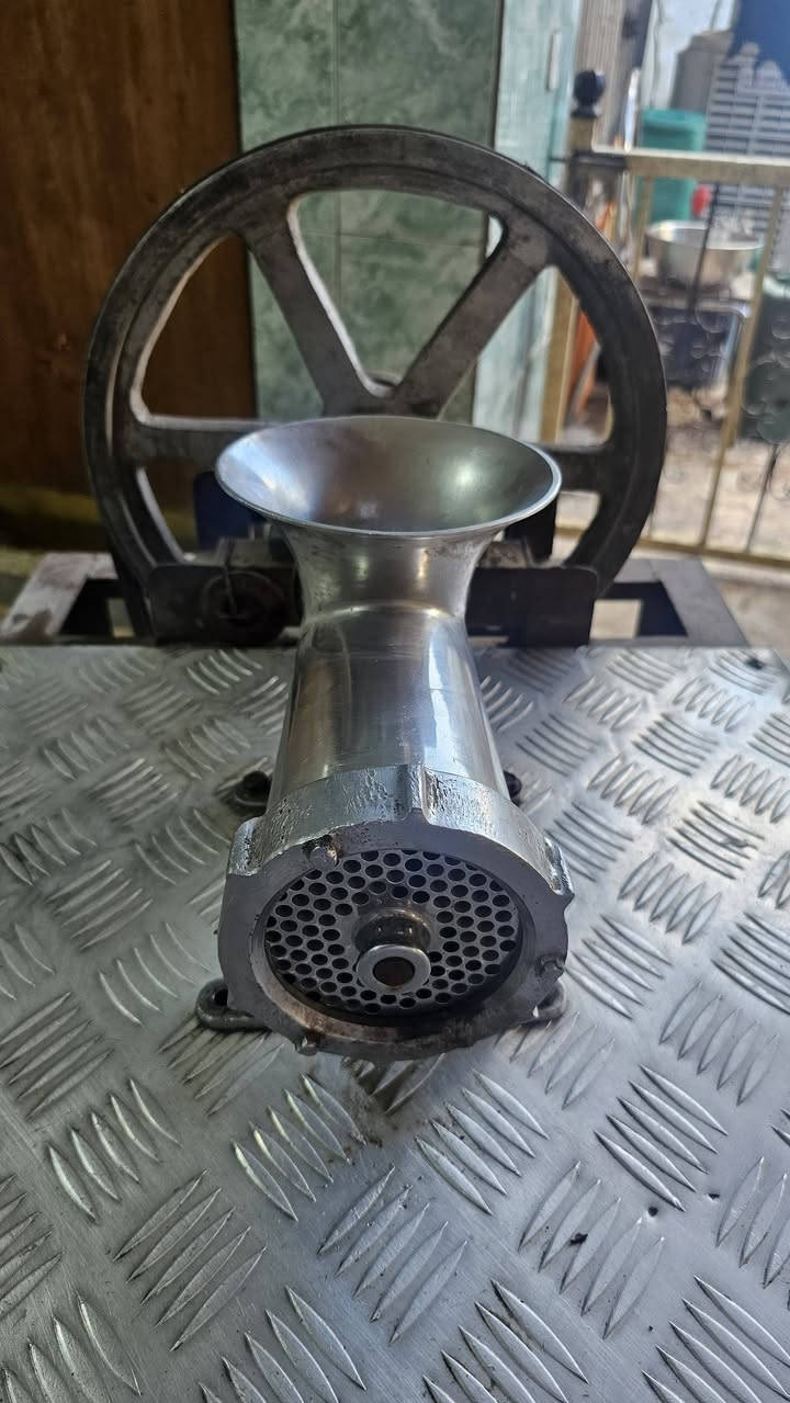 مثرامة حجم 32للبيع السعر 300 بغداد م الصدر الاورفلي***********
