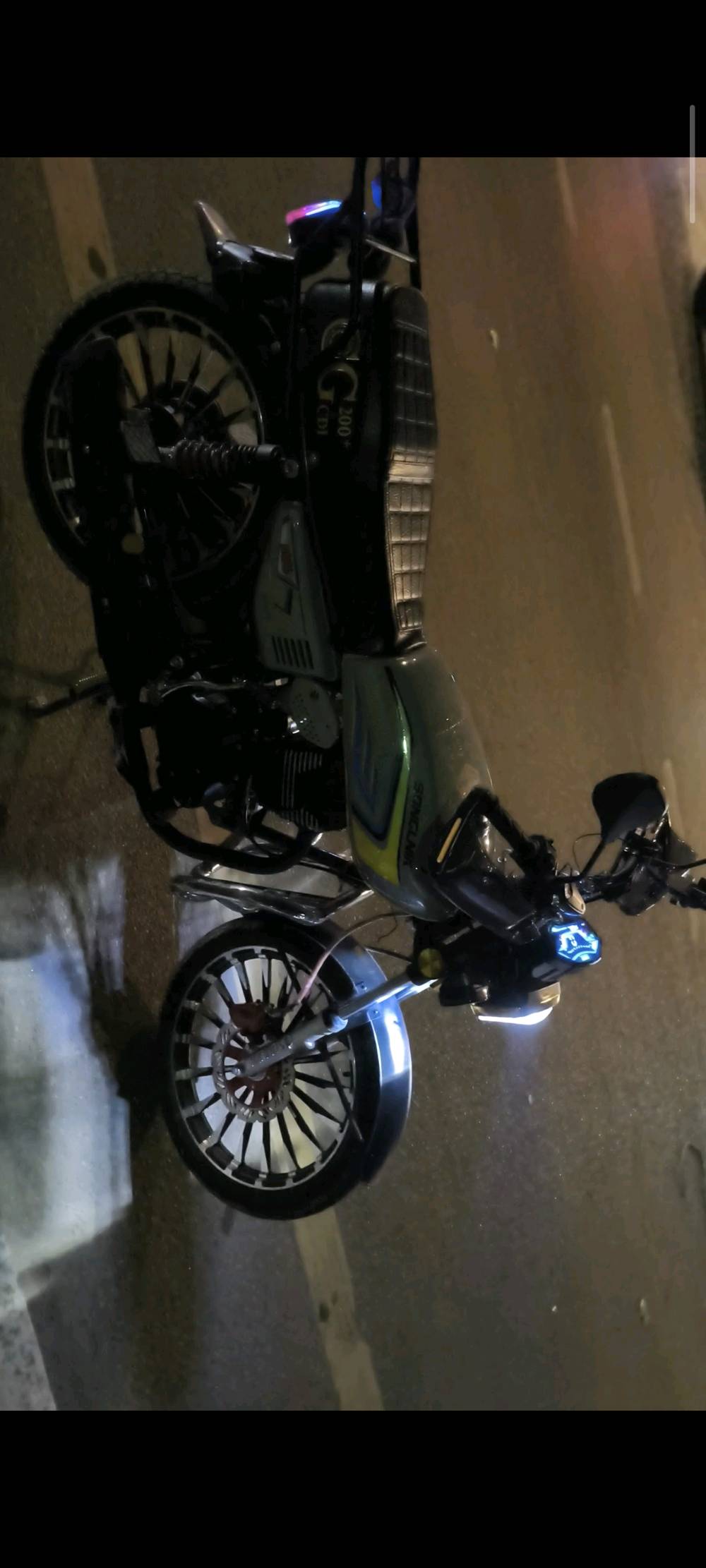 دراجة نار جديدة للبيع من نوع Sonclini، موديل 2026. تتميز بمحرك 200 سي سي قوي ومقاعد مريحة، بالإضافة إلى لوحة تحكم إلكترونية حديثة. مثالية للقيادة في المدينة أو الرحلات الطويلة. الإضاءة الأمامية والخلفية LED لزيادة الأمان أثناء القيادة في الليل.