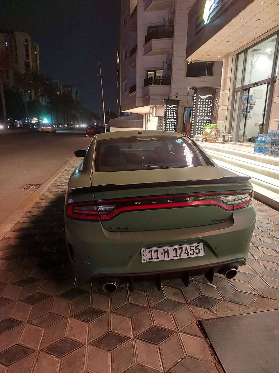 جارجر ٢٠١٨ وارد امريكا محرك ٥٧٠٠ حره باسمي رقم بغداد حادثها جاملغ خلفي فقط عكس السائق مطاك بيها اي ايرباك وصور الحادث موجود السياره بوليسية واني مبدل بيها كل شي يعني غرفة كاملة كشنات وتنته لان هي تجي بدون مصباح داخلي بدون يدات قماره بدون حصان كير تعليك ومسوي طرح كت كامل srt فافون اصلي مو فايبر ويل كب تخم تاير ٢٠ حتى الدبلات الخلفيه مبدلهن لان البوليسية تجي اعلى من الجارجر العادية بسبب الدبلات شديتها دبلات مال هيمي صارت طبيعية يعني باختصار السياره ممبينه بوليسية فقط من الكير لان كيرها عصا والي ميعرف ليش كيرها عصا افهمة كير البوليسي اكبر من كير العاديه ويجي ميكانيكي مو كهرباء لذلك من ينزل يصير اليدة عصا مو كهرباء السياره جاهزه وجديده واني مغير لونها اصلها سلفر مصبوغة داخل وخارج والصبغ مو صبغ عليوي صبغ وكلير طافي واي شخص راح يجي يشوفها ياكد من كلامي .
وضايفلها منظومه غاز يعني انسى صرف البانزين المحسن وغيره
مواصفات ....
محرك ٥٧٠٠ . شاشة كبيره . كامرة دوارة. حساس خلفي . كشنات كهرباء . ويل كب ٢٠ . كت كامل srt اصلي فافون . سعر 175
  ***********

