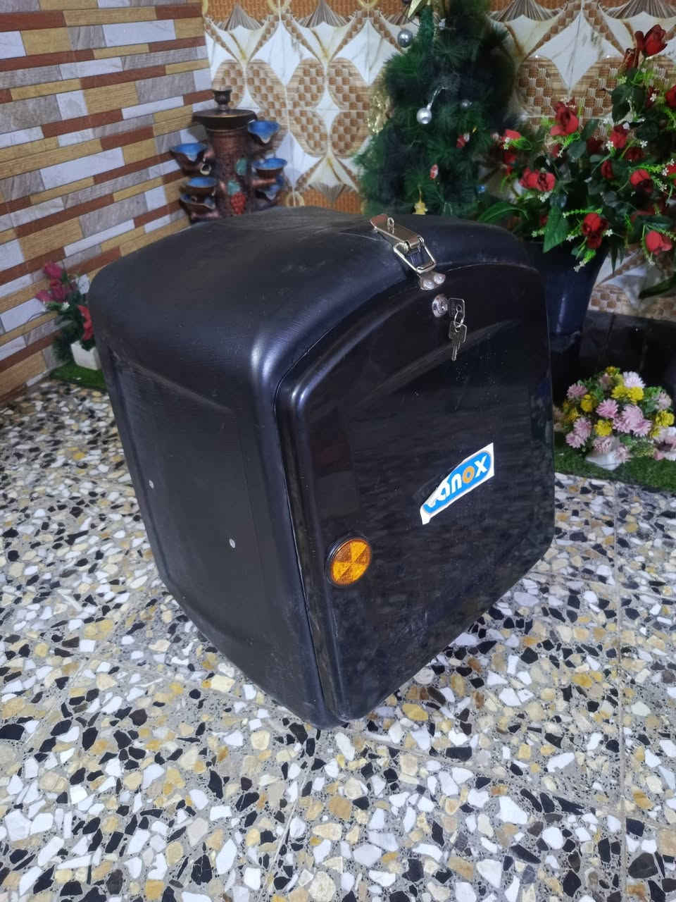 سلام عليكم شباب صندوك +
خوذة جديدات صارهن 15 يوم من اشتريتهن جديد مكاني بغداد اريد بيعهن 

***********
