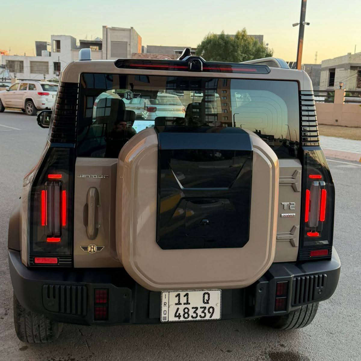 الوحش صيني  T2 2025
جيتور T2 2.0L فول فول مواصفات 

الموديل: 2025 (خليجي)
العداد: 20,000 كم قابل للزيادة
اللون المرغوب (صحراوي)
مقاعد زيتوني حزام برتقالي
المحرك: 4 أسطوانات L 2.0 تيربو 254 حصان حقن مباشر
عزم الدوران (نيوتن-م): 390
ناقل الحركة: اوتوماتيكي دبل كلاتش من 7 سرعات ظام الدفع: نظام دفع رباعي متطور من Borg Warner
الضمان الأساسي: 6 سنوات وعداد كيلومترات مفتوح
ضمان المحرك: 10 سنوات او 1،000,000
بعدها داخل الضمان و الصيانة كلها داخل الشركة
المواصفات:
*فتحة سقف بانوراما 1.1م
*  الصندوق شفط
*  مثبت سرعة مع رادار تفاعلي
*  نظام القيادة شبه الذاتية
*  نظام الكبح التلقائي في حالة الطوارئ
*  نظام تحذير الاصطدام الامامي والخلفي
*  كاميرات محيطية 540 درجة
*   حساسات أمامية وخلفية
*   نقطة عمياء
*  نظام تحذير مغادرة المسار
*  شاشة التحكم بقياس 15.6 إنج
*  شاشة القيادة بقياس 10.25 إنج
*  نظام صوتي متطور 12 سماعة من Sony
*  نظام أبل كاربلاي وأندرويد أوتو لاسلكي
*  مقصورة الركاب من الجلد الفاخر والكنتارا
*  مقعد السائق والراكب كهربائي
*  مقاعد السائق والراكب مبردة
*  مقاعد السائق والراكب مزود بذاكرة لحفظ 3 وضعيات الجلوس
*  إنارة ترحيبية مع إنارة محيطية متعددة الالوان
*  المرايا الجانبية قابلة للطي كهربائياً ومدفئة
*  دخول ذكي و تشغيل عن بعد
*  شاحن هاتف لاسلكي سريع
*  نظام تنقية الهواء PM2.5 وفلتر N95
*  انماط قيادة متعددة للطرق الوعرة
*  وسائد هوائية امامية و جانبية عدد 6
مكان السياره بغداد حي العدل
***********
