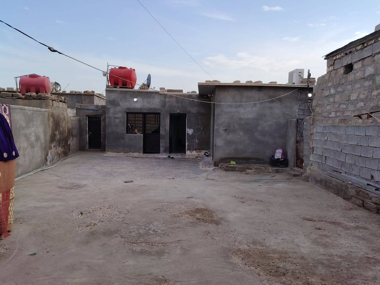 سلام عليكم بيت للبيع حواسم في ميسان ابو رمانه بظهر ملعب ميسان الاولمبي على شارع عشرين يحتوي البيت على استقبال وصاله ومطبخ وغرفه نوم واحده استفسار تصال على رقم ***********
