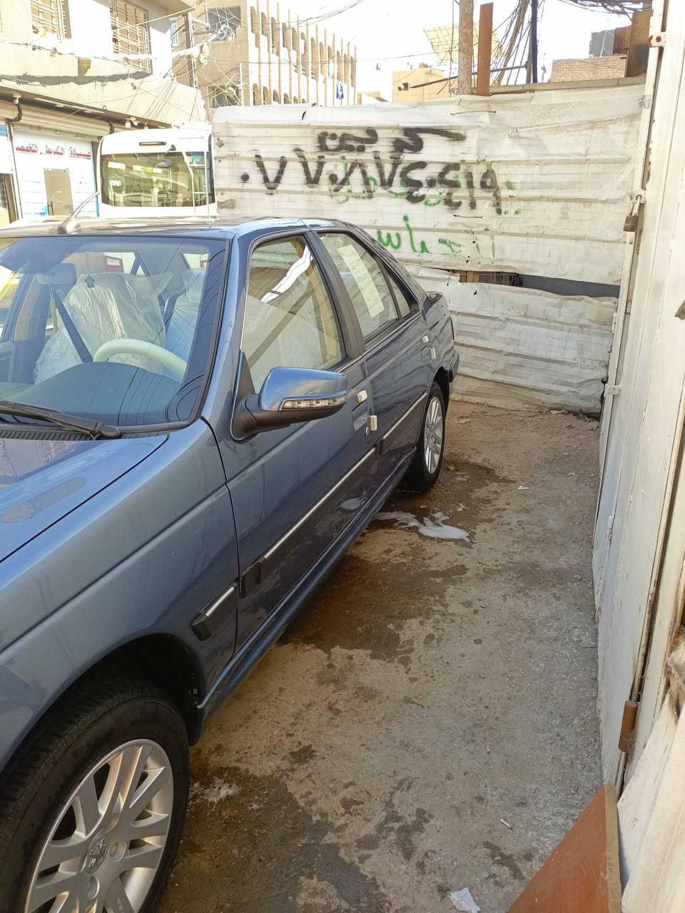 السلام وعليكم بيجو بارس 25
ماشيه 20 غاز بانزين السياره مكفوله عدا الطخه الموضحه  مكاني بغداد ***********
