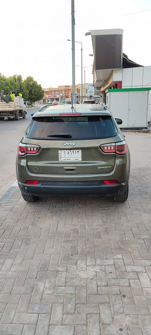 جيب كومباس 2018 سنويه 2030 حره حادثه تقرير غرق ما واصل للمكينه والگير سياره مكفوله حداديه ومكينه وگير تبريد ثلج سياره جاهزه مكينه 2400 4 سلندر مكاني بصره معقل السعر 115 وبيه مجال الطيبين 
الاتصال ***********
