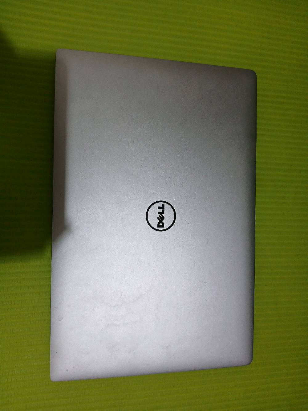 الشاشه لمس 
دقة الشاشه 4k
جيل السادس
16ram
core i7
هارد512GG   ssd