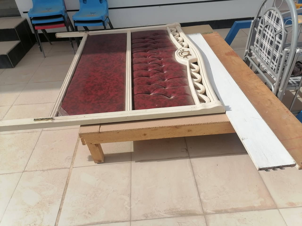 جربايه نفرين للبيع
تخت مالته يرادله شويه ترتيب
ويه جرارات اثنين
جربايه أطفال هم للبيع
هاي كلهن 200 الف
***********
