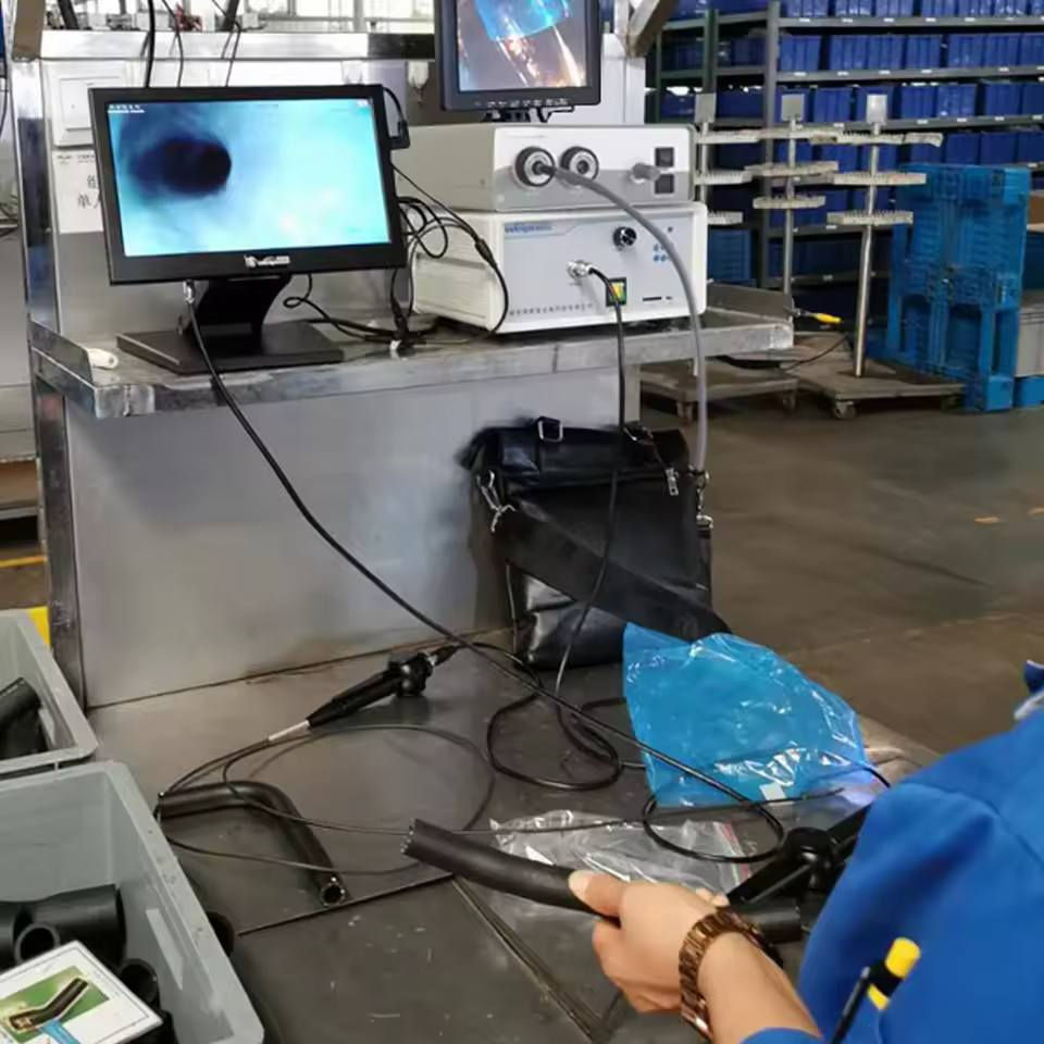 هذا الجهاز هو مصدر ضوء بارد LED طراز XD-301، ويستخدم بشكل أساسي في التطبيقات الطبية مثل المناظير وفحوصات الأسنان. 
نوع الضوء: LED ذو سطوع عالي مع درجة حرارة لون ثابتة. 
المنافذ: يحتوي على موصلات للألياف البصرية (Fiber Connector) لتوجيه الضوء بدقة. 
التحكم: يتيح الجهاز تعديل مستويات السطوع لتناسب الفحص المطلوب. 
الاستخدام: يُعد مكونًا أساسيًا للحصول على صور واضحة أثناء العمليات الطبية


**إذا كنت صاحب هذا الإعلان وتريد حذفه لأي سبب، رجاءا أرسل رسالة إلى الدعم الفني**