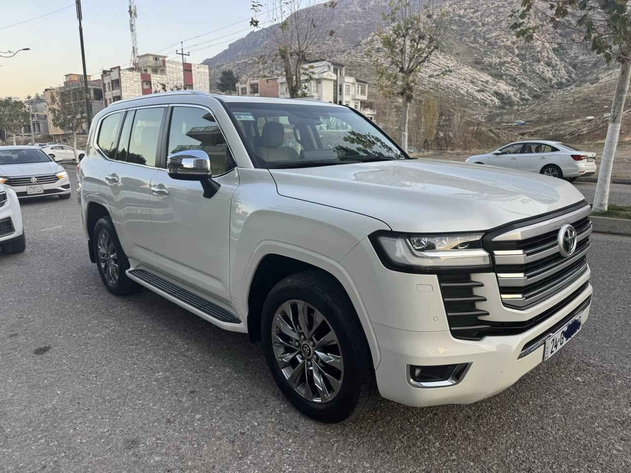 لاندكروز ساز 2022 vx محرك تنفس طبيعي بدون صبغ ماشية 69000 كيلومتر حقيقي الصيانة الدورية  من 0 لحد الان عند شركة تويوتا زاز .. مواصفات ال vx المعروفة لايتات عدسات 3 شاشات اصلية مع سماعات وهتفونات jbl  مانع تصادم خلفي وامامي كشنات جلد تبريد وتدفئة الخلفي كشنات تبريد فقط كشنات الصف الثالث كهرباء وكاعيات الشركة موجودة وغير مستخدمة كتلوجات اغراض السيارة كلها موجودة السيارة نظيفة جدا وباسمي سنوية جديدة..  السعر 69000$ وبيها مجال للجادين الاتصال على ***********
