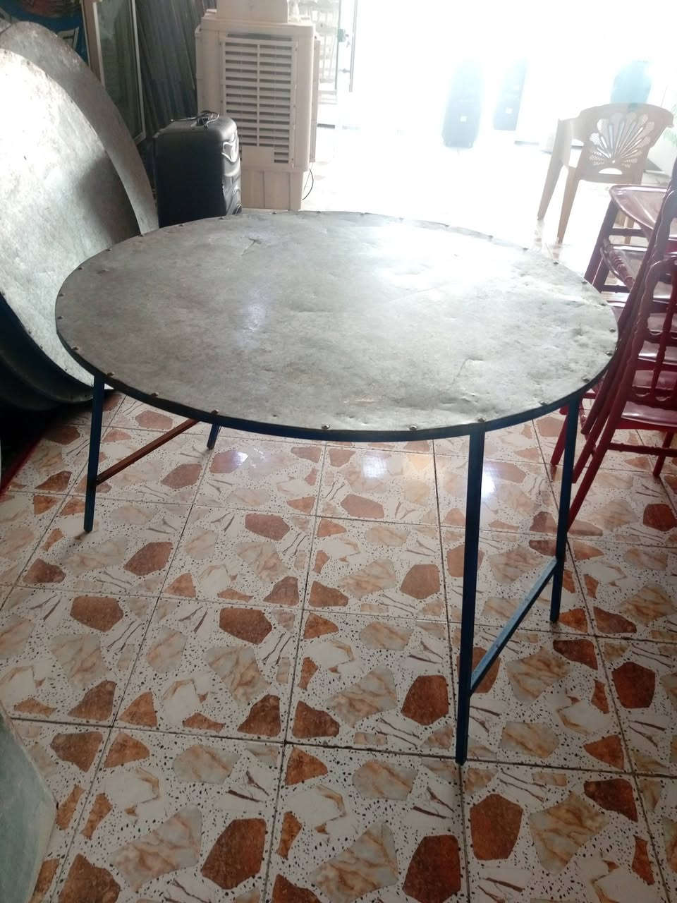 السلام عليكم ميز دائري مستعمل العدد 30 ميز سعر الميز 40 وبي مجال قليل العنوان فلوجه قرب مطعم حجي حسين ***********
