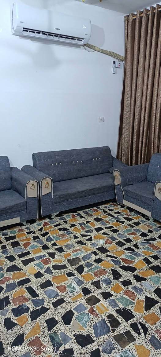 السلام عليكم بيت للبيع زراعي مقابل ابو طياره مدخل نسائم النخيل شارع الجامع مالك الملك قرب السده مساحة 83 متره 5*16ونص من أصل القطعه 250متره بسند والسند بسمي اني صاحب القطعه البيت طابق ونص الطابق الثاني غرفة النوم وخدمات وبيتونه السعر 105 وبي مجال ***********
