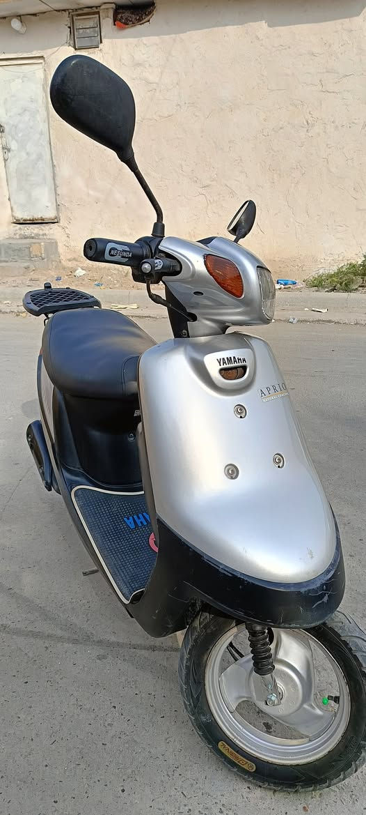 ((/سلام عليكم/)) 
درجة بطة للبيع الدراجة حلوة ونضيفة محرك لا مفتوح ولامجفت شرط وكالة مديل 2003 الدراجة كاملة مابيهة اي نقص كهربائيات شغالة كيجات شغالة ((/السعر 700 وبيهة مجال /)) 
***********
