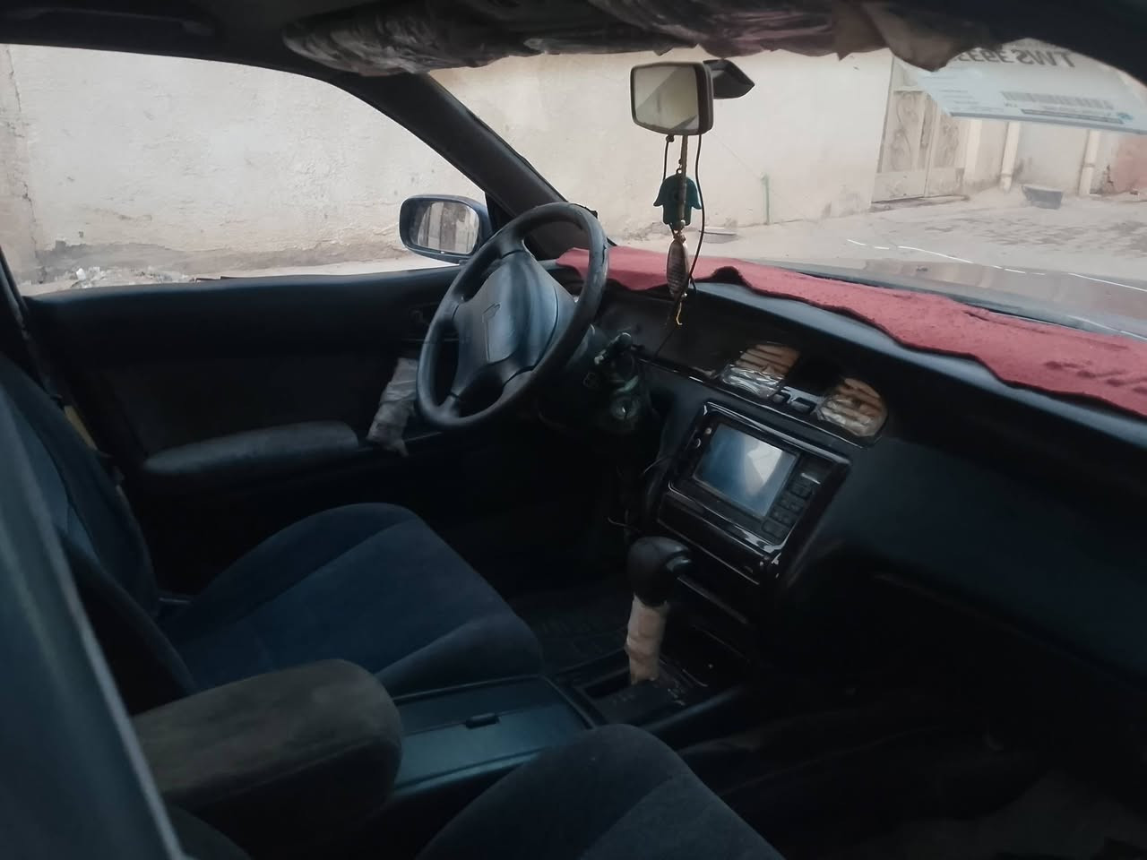السلام عليكم سياره بطه جديده مكينه اثنين ونص جديده شاصي كفاله عامه من النقل والكص البقيه كله جديد.          السعر 35ورقه وبيه مجال حك جيه سياره نظيفه رقم صاحب السياره ***********
